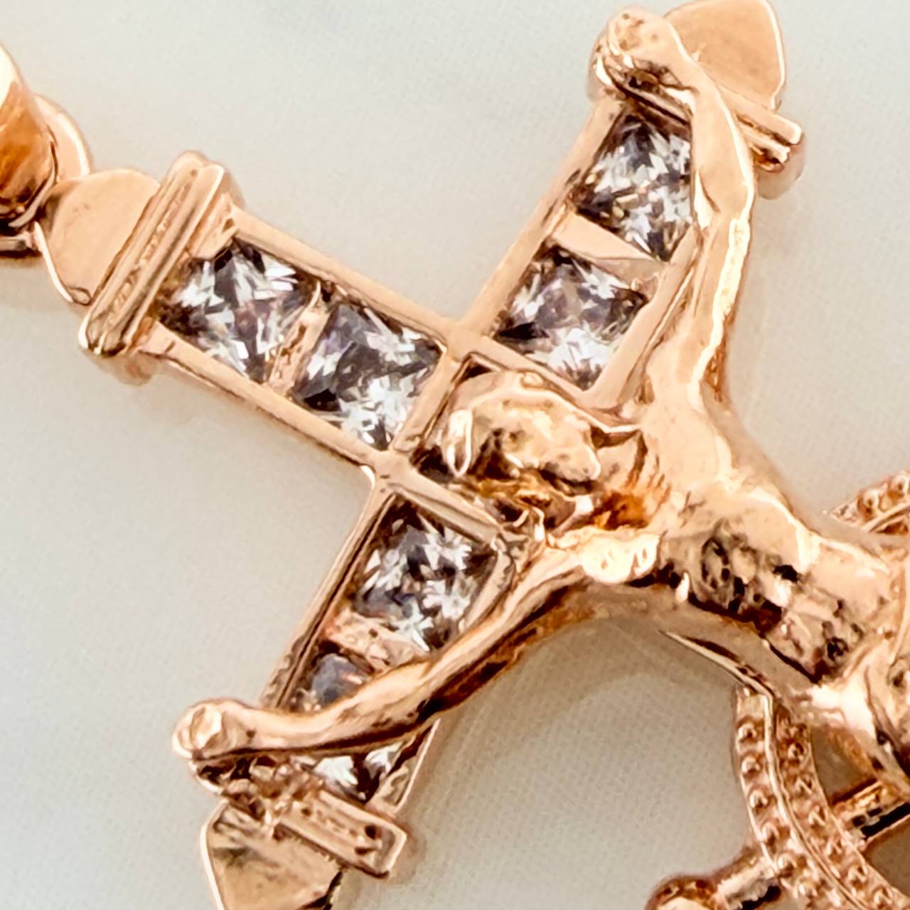 Dije Cruz Cristo Ancla 6.85gr / 4.1cm / Oro Rosa 18K $