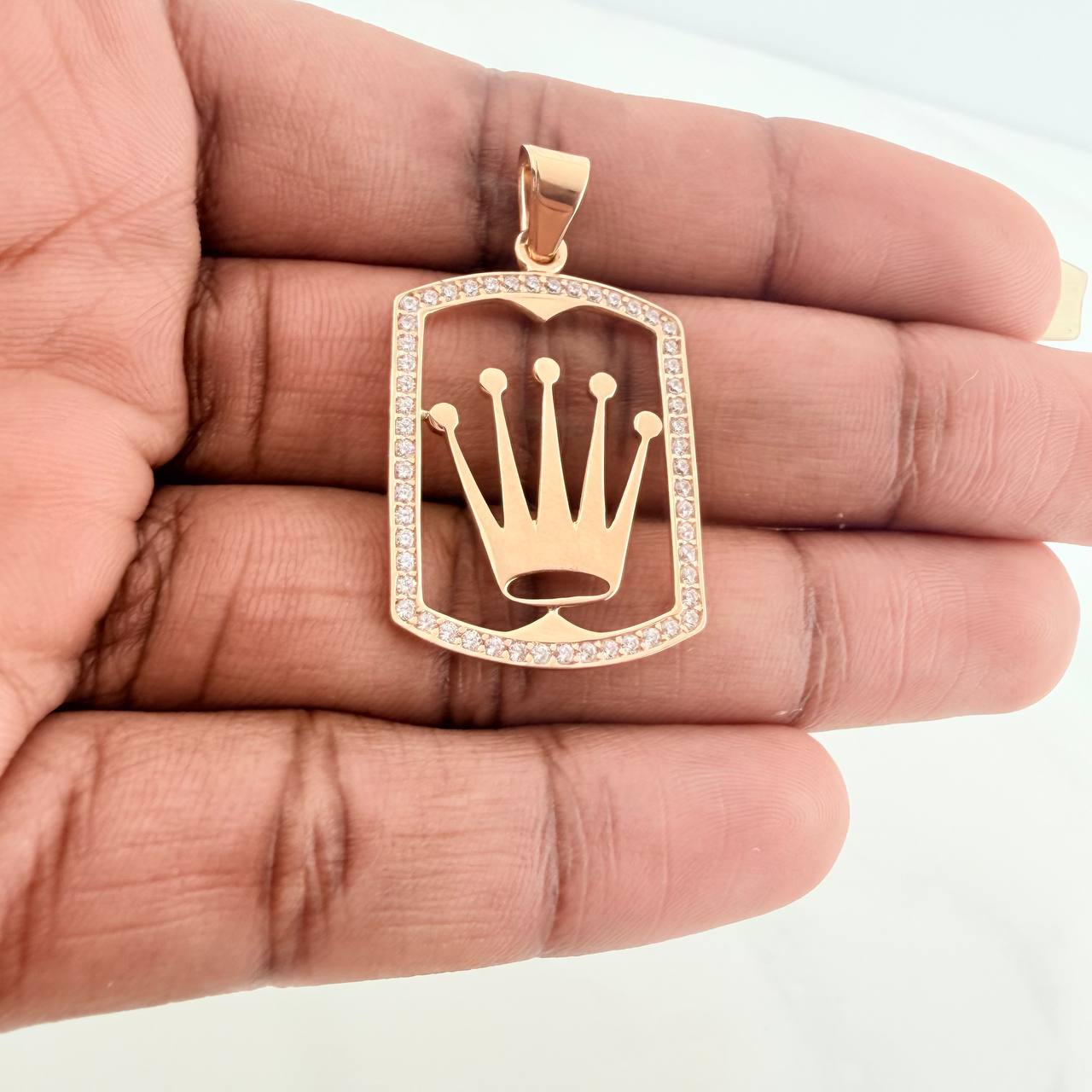 Dije Placa Corona 3.5gr / 3.8cm / Oro Amarillo 18K $