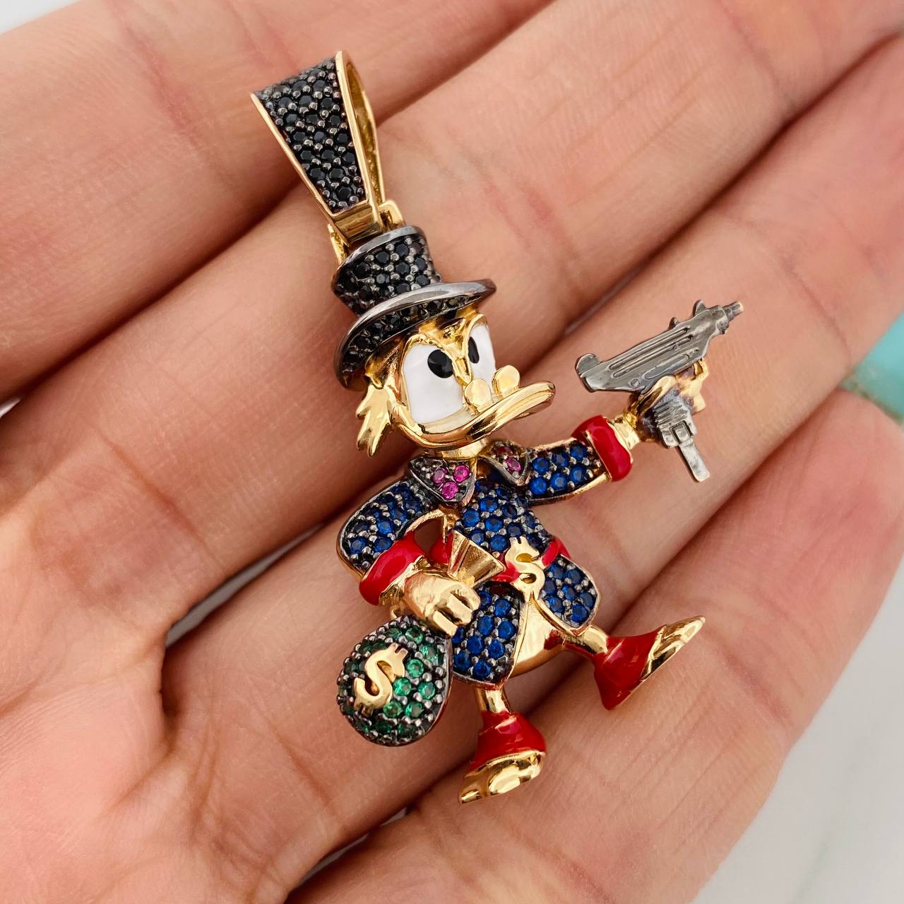 Dije Pato Pistola 10.45gr / 5.3cm / Dos Oros Negro Amarillo 18K $