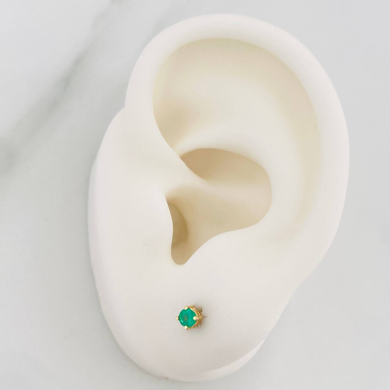 Topos Cuatro Garras Esmeraldas 64Pts 1gr / 4.27mm Oro Amarillo 18K &