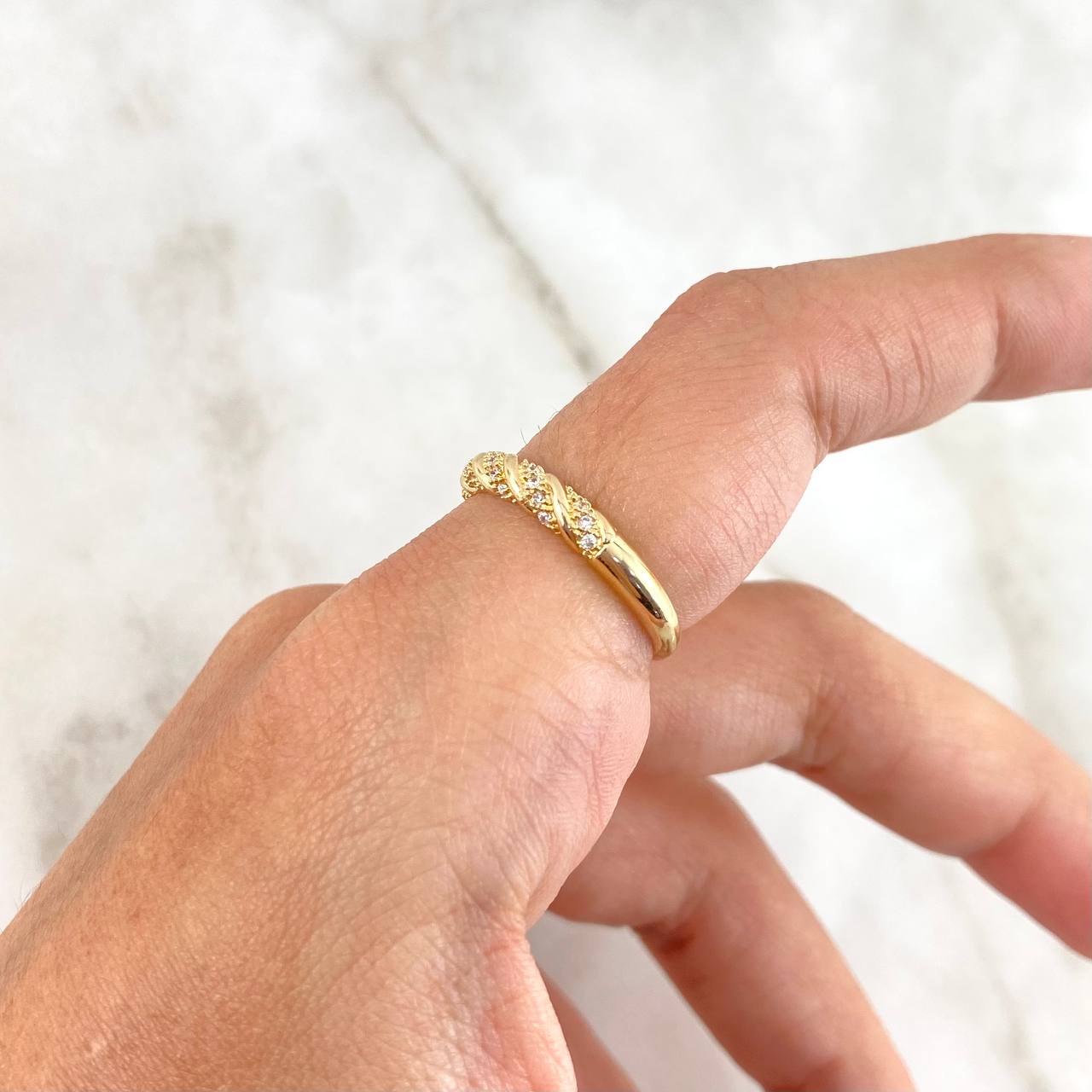 Anillo Lazo 2.25gr / T6 3/4 / Circones Blancos Oro Amarillo
