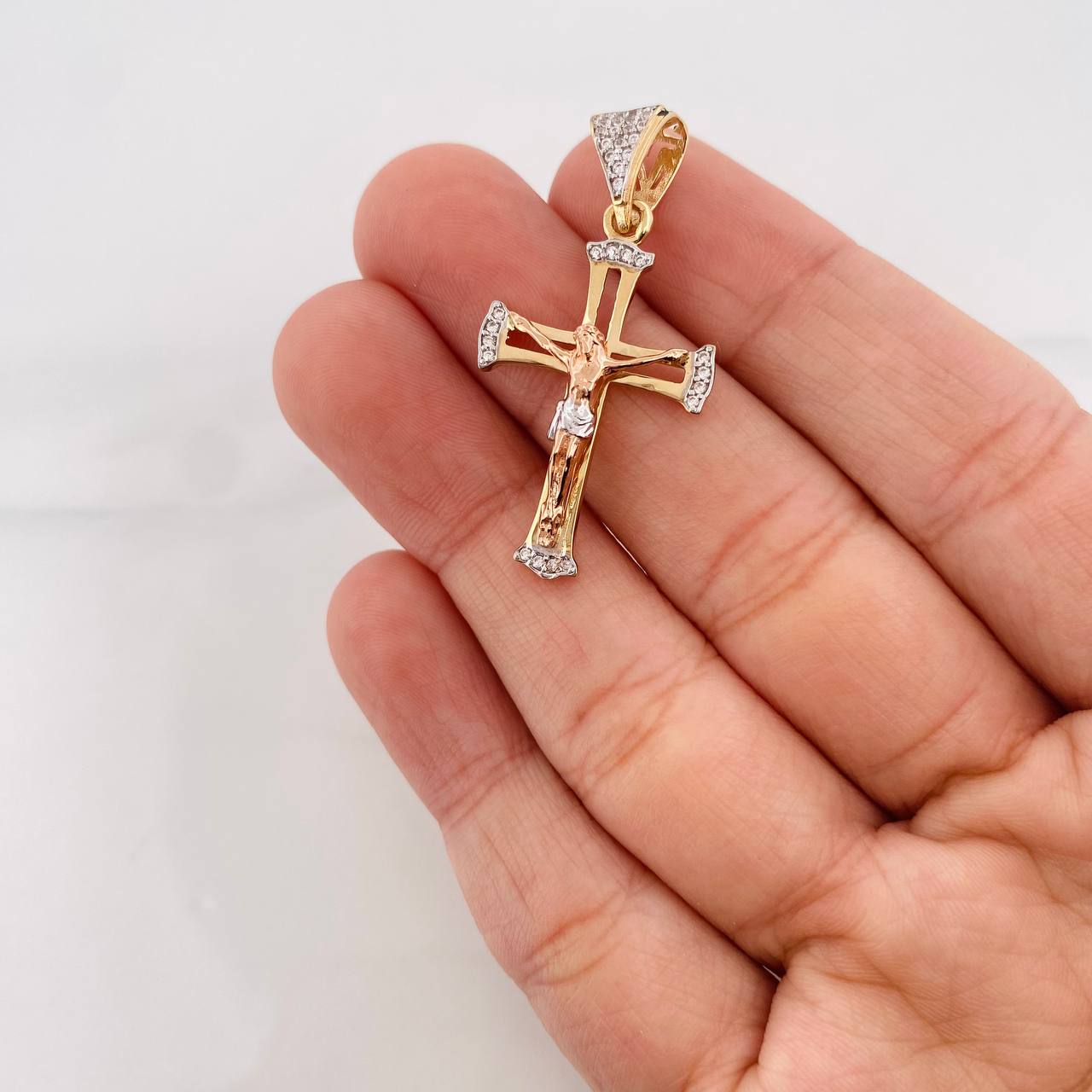 Dije Cruz Cristo 2.9g / 3.5cm Tres Oros 18K