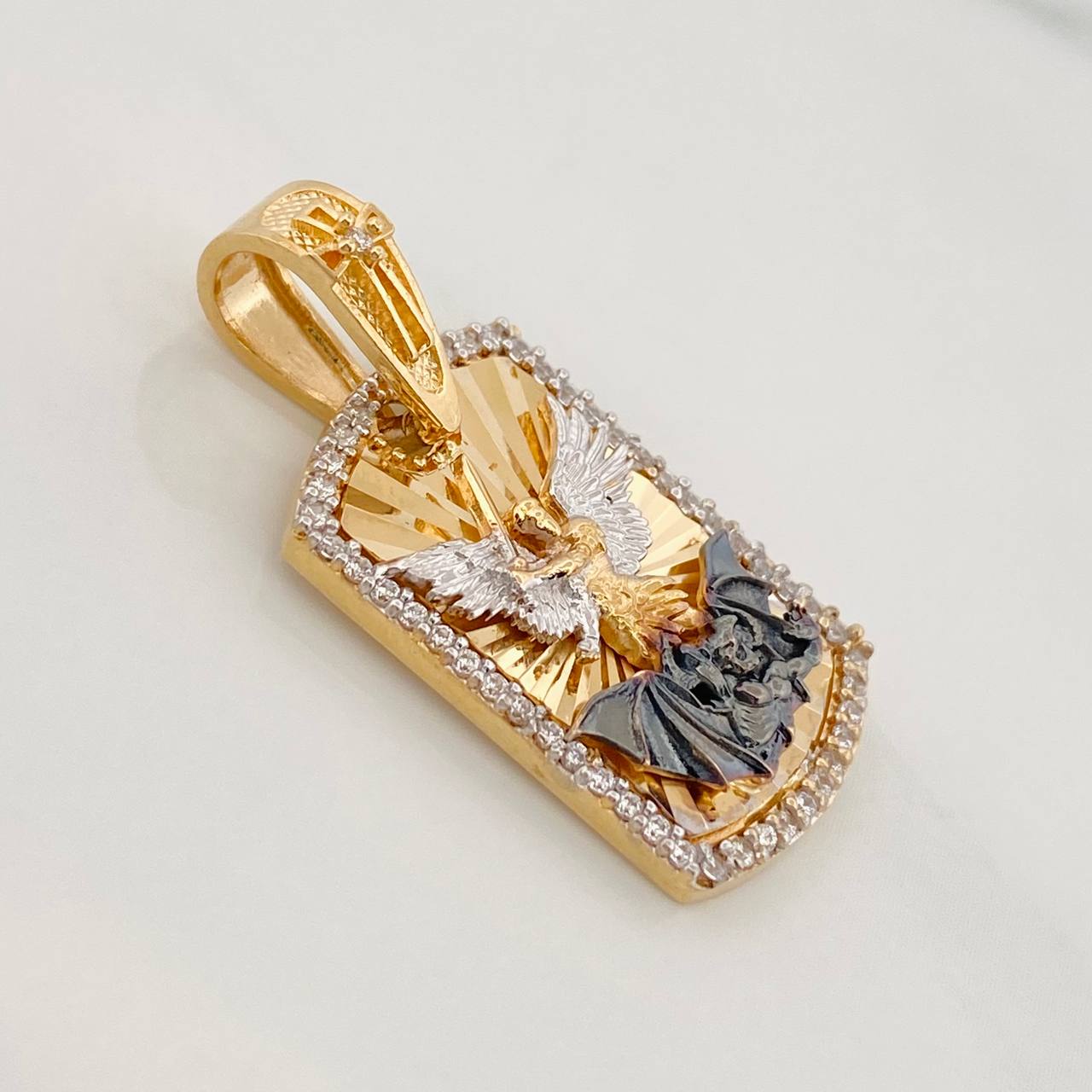 Dije San Miguel Arcángel 4.5g / 3cm Tres Oros 18K