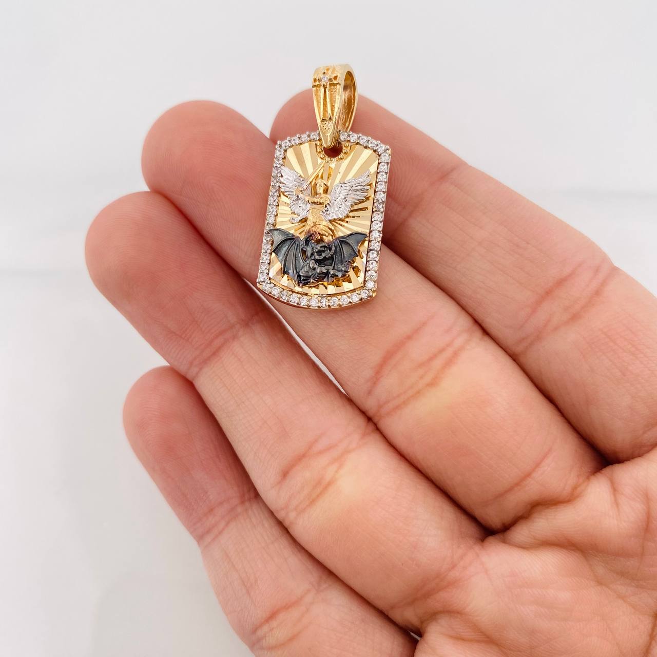 Dije San Miguel Arcángel 4.5g / 3cm Tres Oros 18K