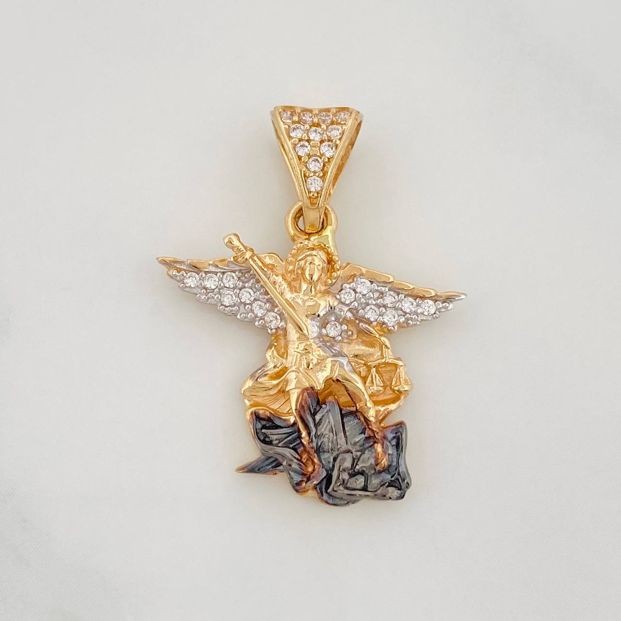 Dije San Miguel Arcángel 3.4g / 2.5cm Tres Oros 18K