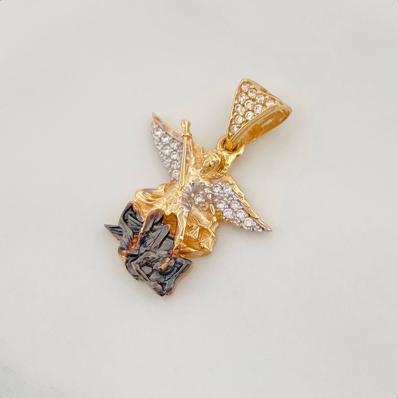 Dije San Miguel Arcángel 3.4g / 2.5cm Tres Oros 18K