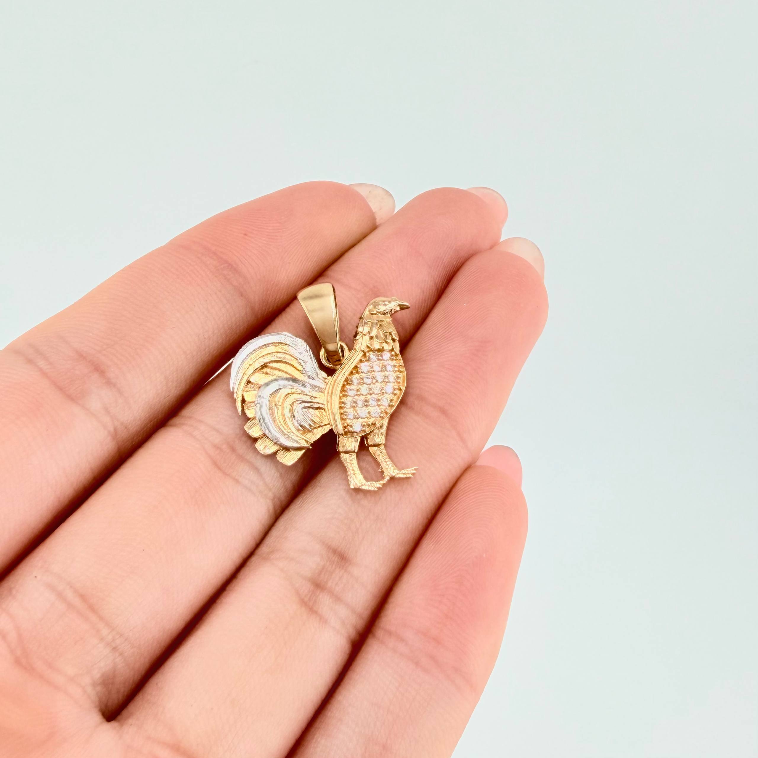 Dije Gallo 2.55gr / 2.3cm / Dos Oros Amarillo Blanco 18K