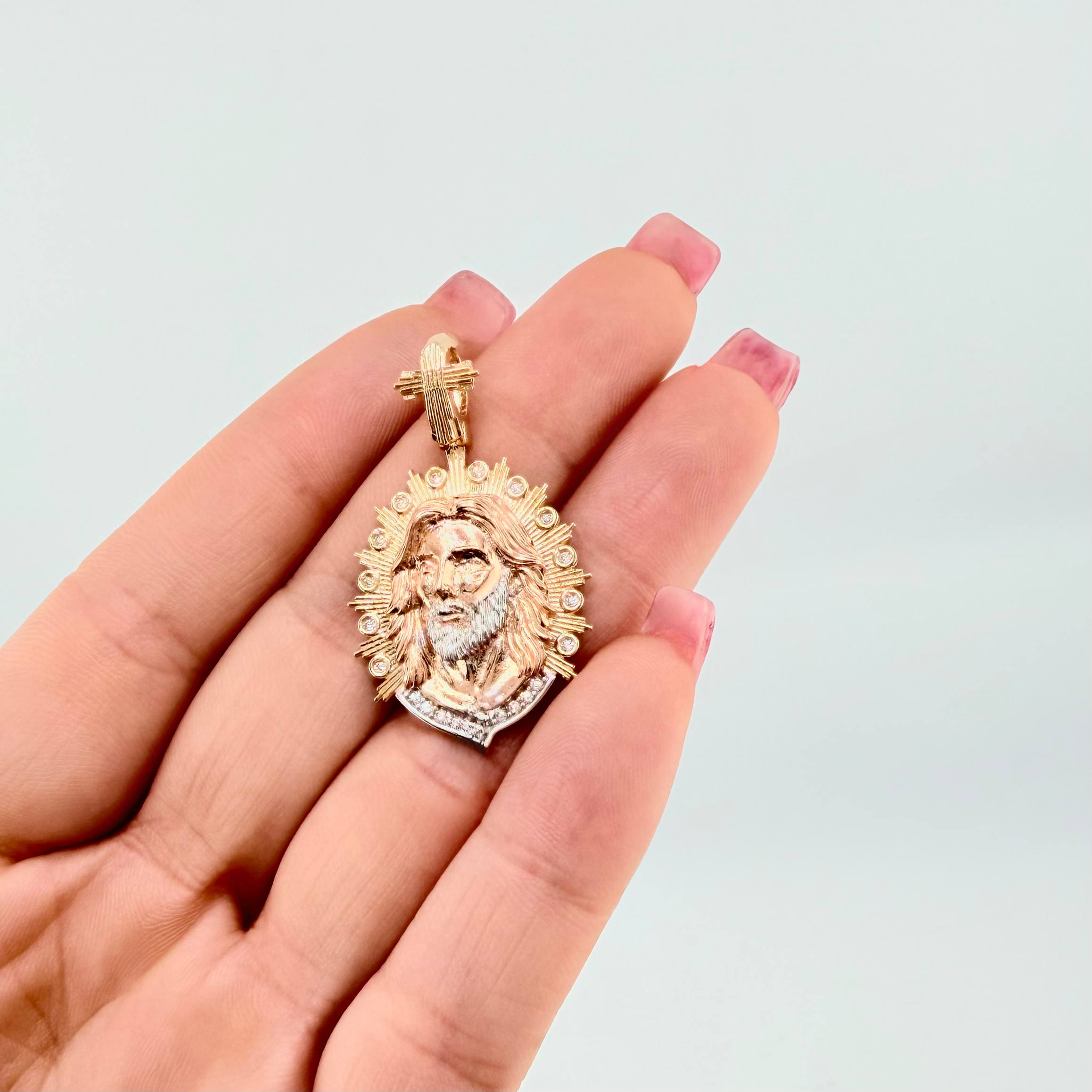 Dije Jesus Aureola Rayada 7.75gr / 3.6cm / Tres Oros 18K