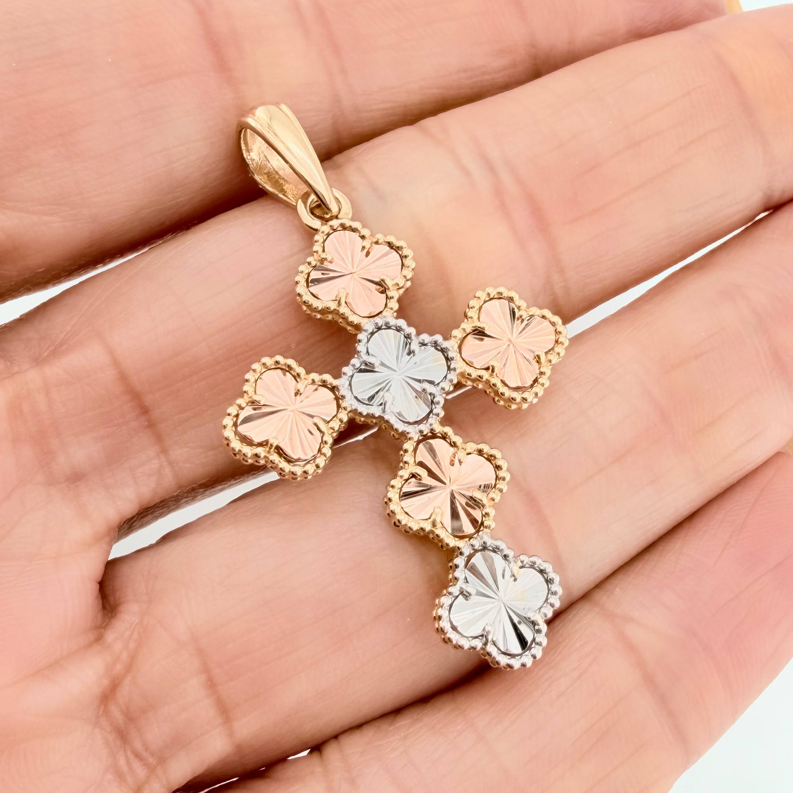 Dije Cruz Trebol 4.5 g / 4.1 cm Tres Oros 18K
