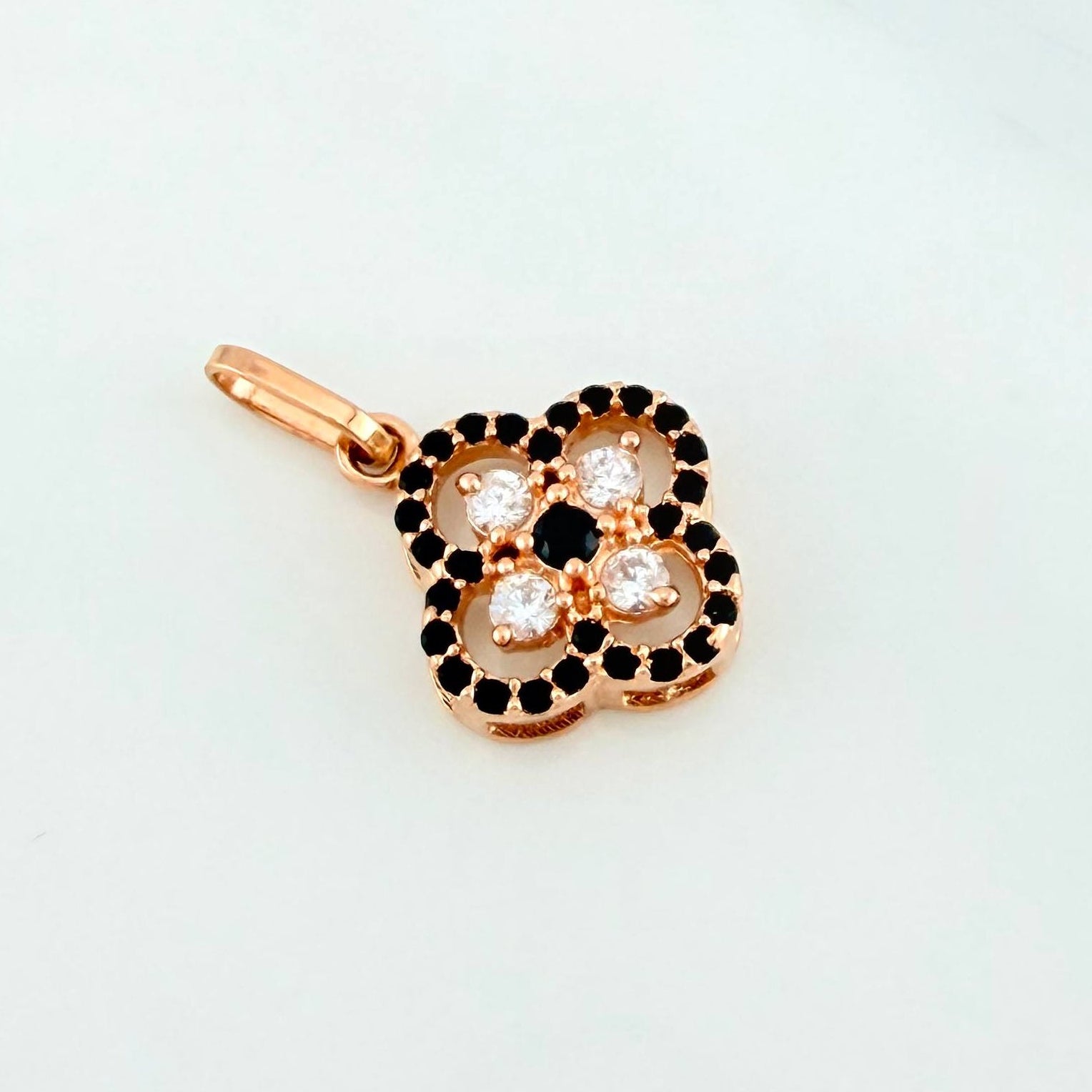 Dije Trebol Doble 1.55 g / 2 cm Oro Rosa 18K