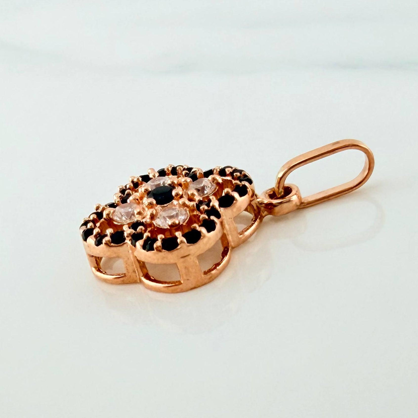 Dije Trebol Doble 1.55 g / 2 cm Oro Rosa 18K