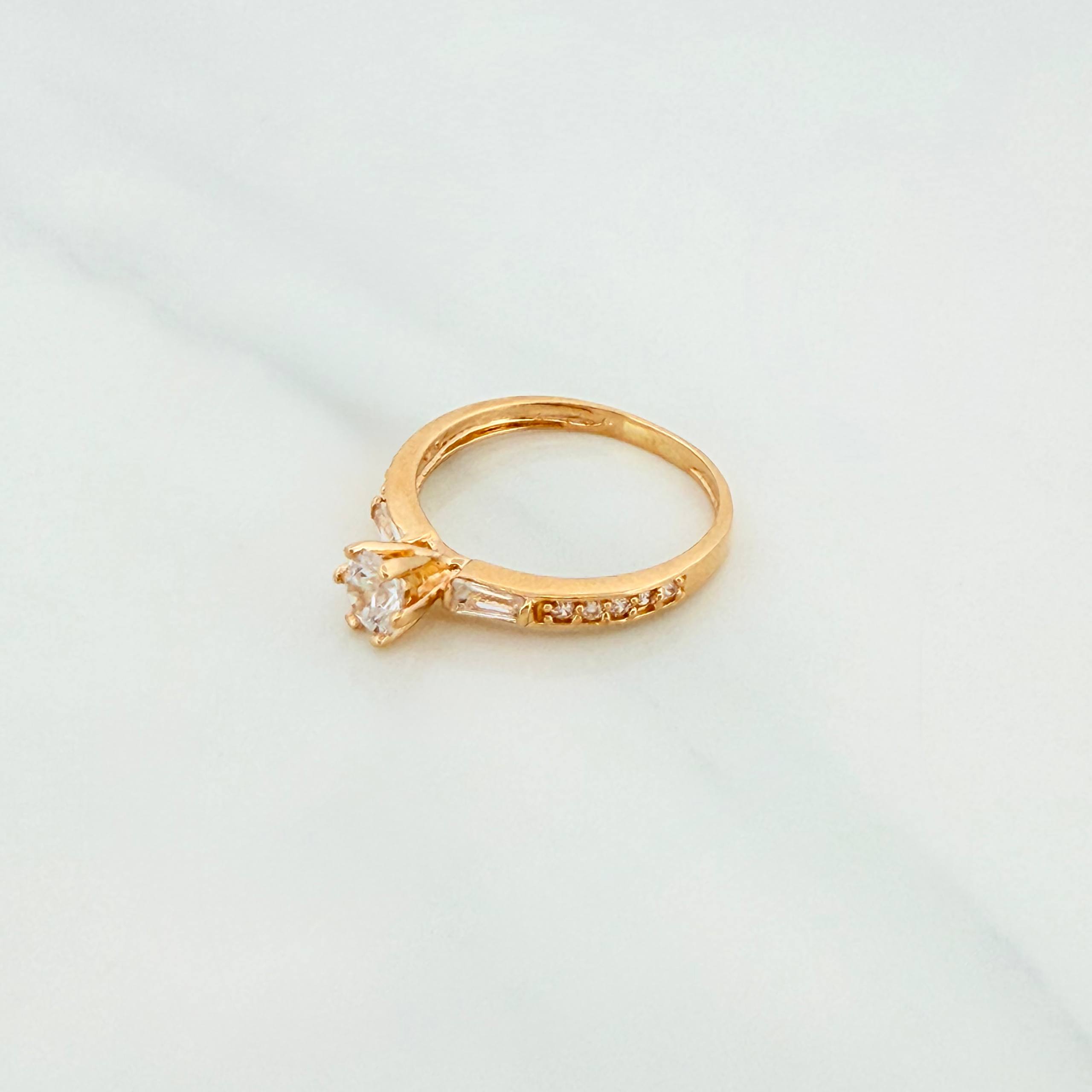 Anillo Solitario Churumbela 2.1g / T6 Oro Amarillo 18K