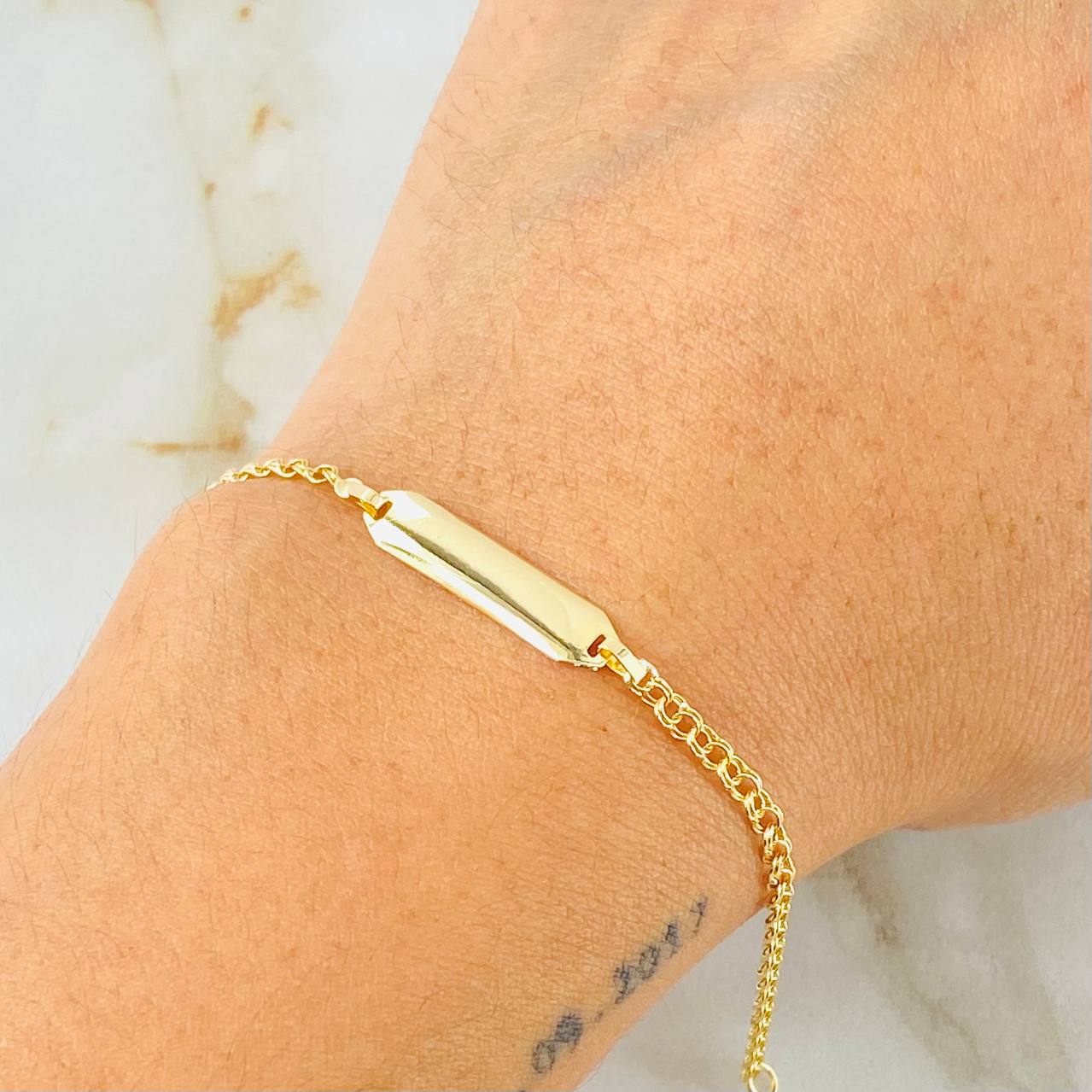 Pulso Bebé Aro Seguido Placa Rectangular 1.2gr / 12.5cm-13.5cm / Oro Amarillo 18K