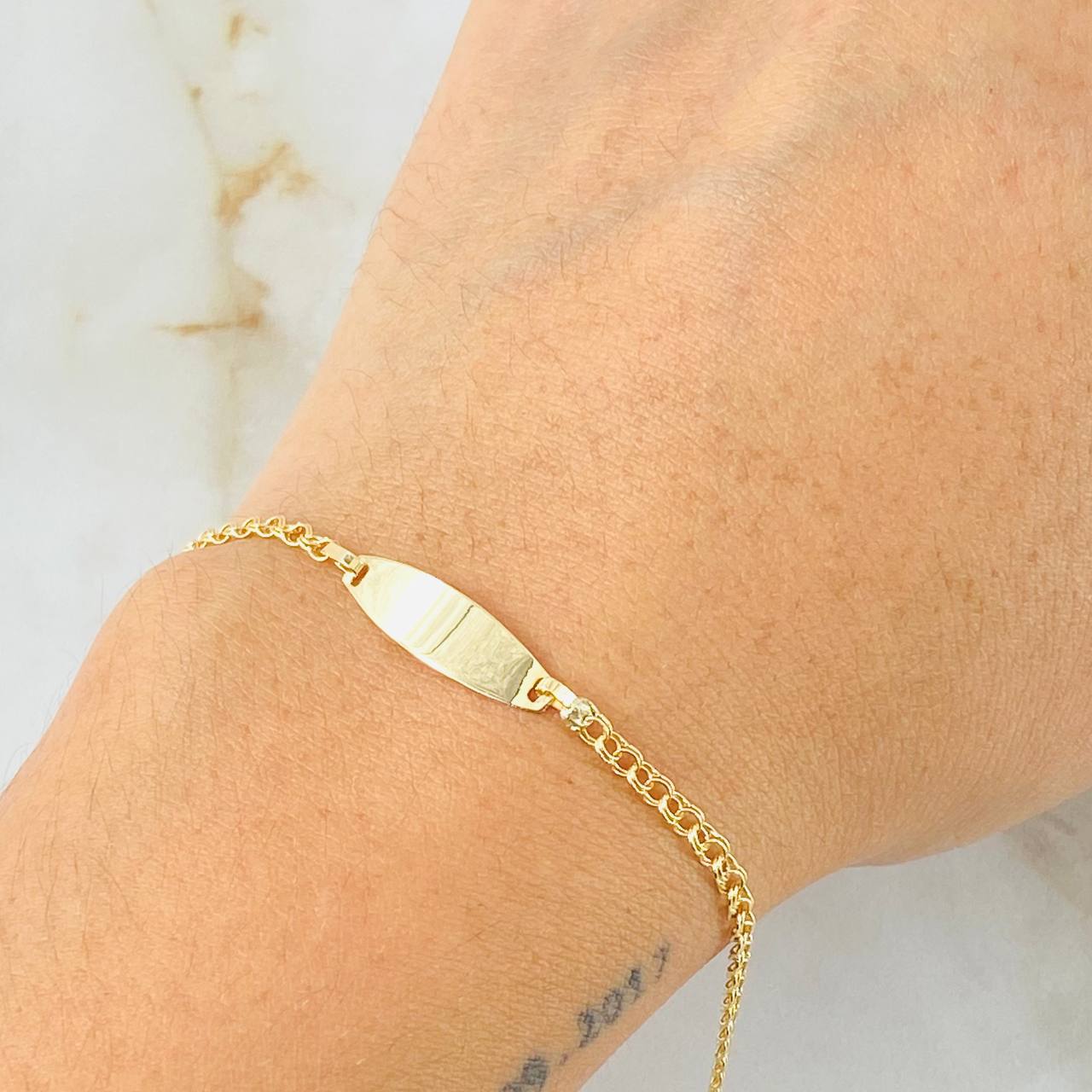 Pulso Bebé Aro Seguido Placa Rectangular Ovalada 1.35gr / 13.5cm-15cm / Oro Amarillo 18K ©
