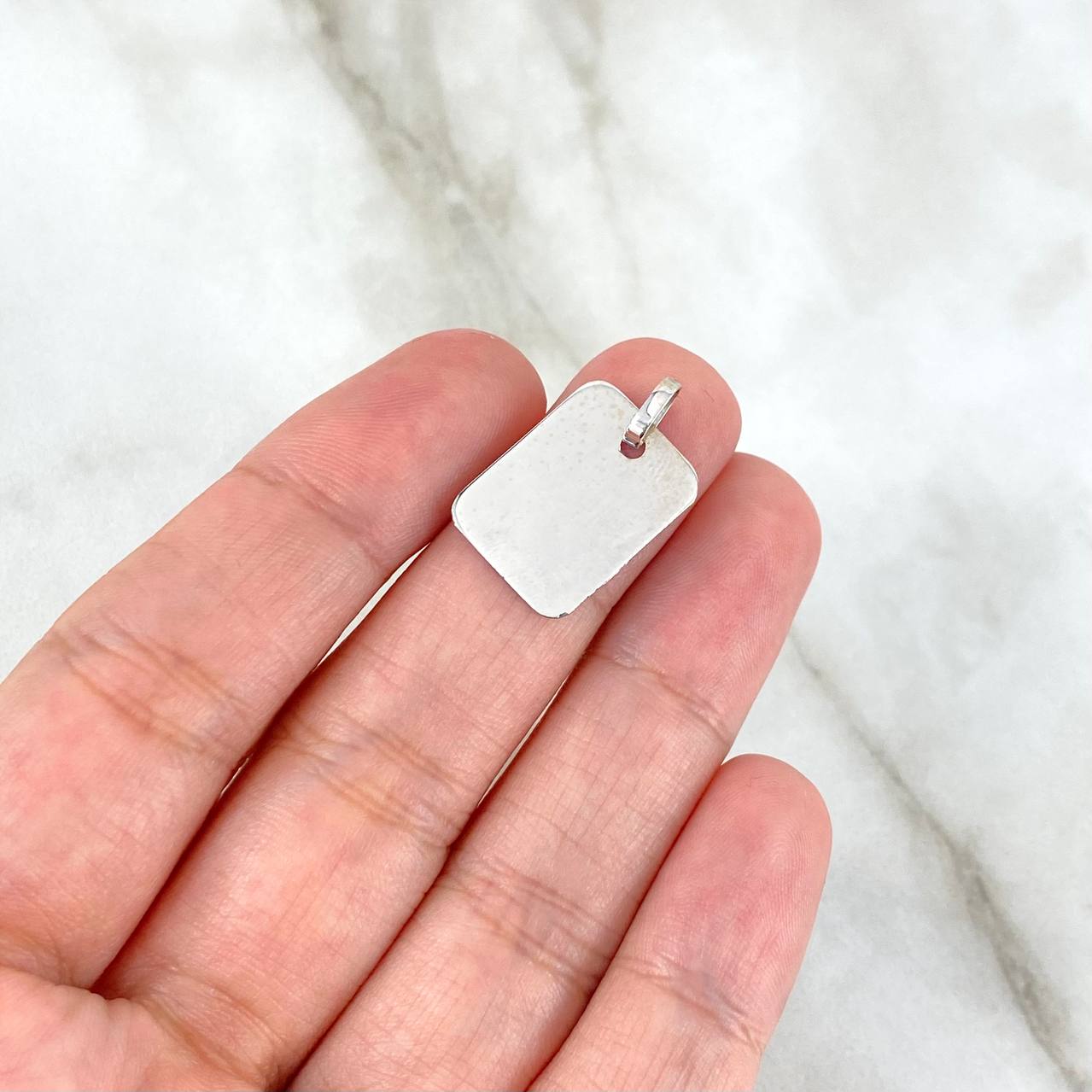 Dije Placa Rectangular 0.85gr / 2.1cm-1.3cm / Oro Blanco