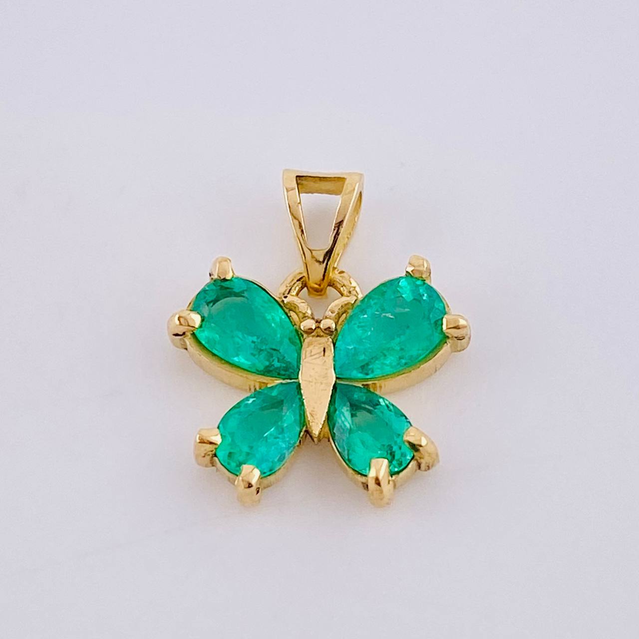 Dije Mariposa Rectangular 55pts Esmeraldas 1.8gr / 1.6cm / Oro Amarillo 18K *