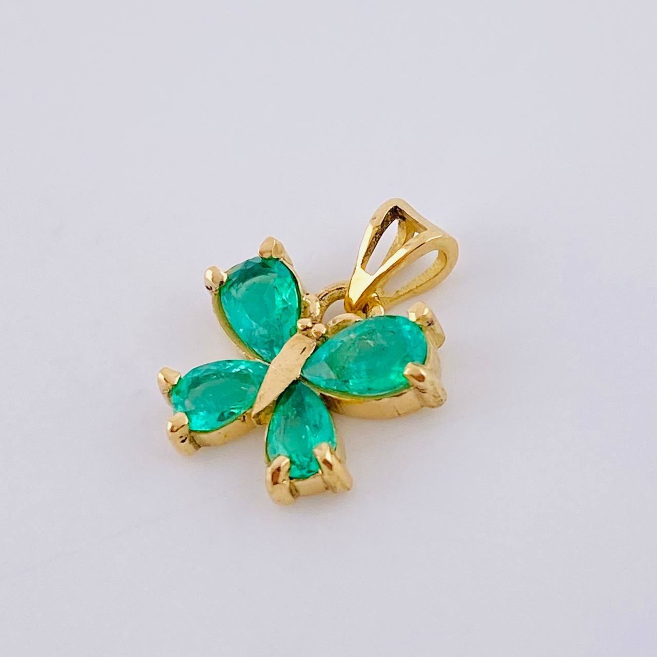 Dije Mariposa Rectangular 55pts Esmeraldas 1.8gr / 1.6cm / Oro Amarillo 18K *