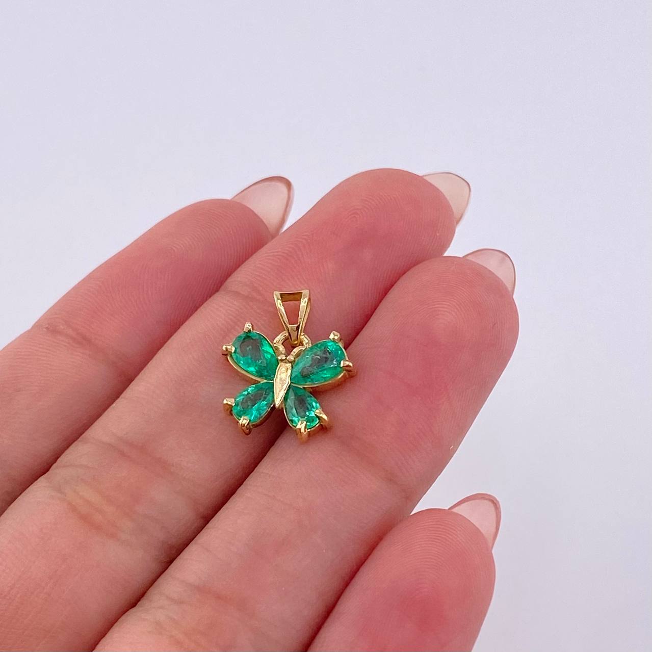 Dije Mariposa Rectangular 55pts Esmeraldas 1.8gr / 1.6cm / Oro Amarillo 18K *