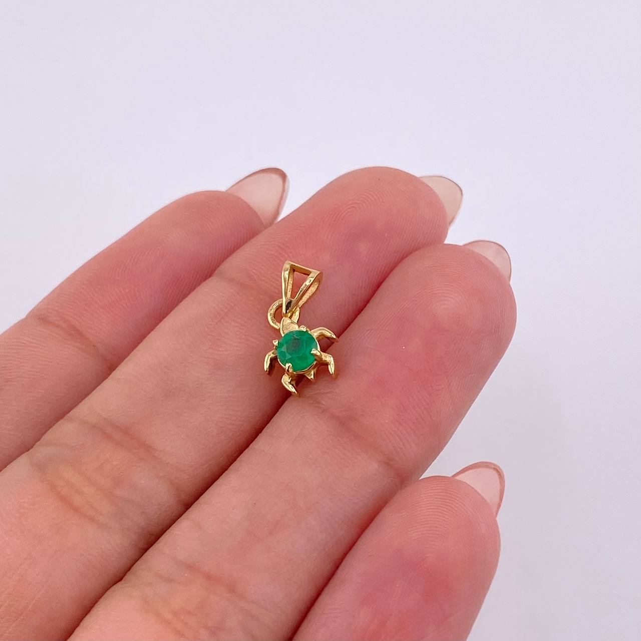 Dije Tortuga 25pts Esmeraldas 0.9gr / 1.4cm / Oro Amarillo 18K *
