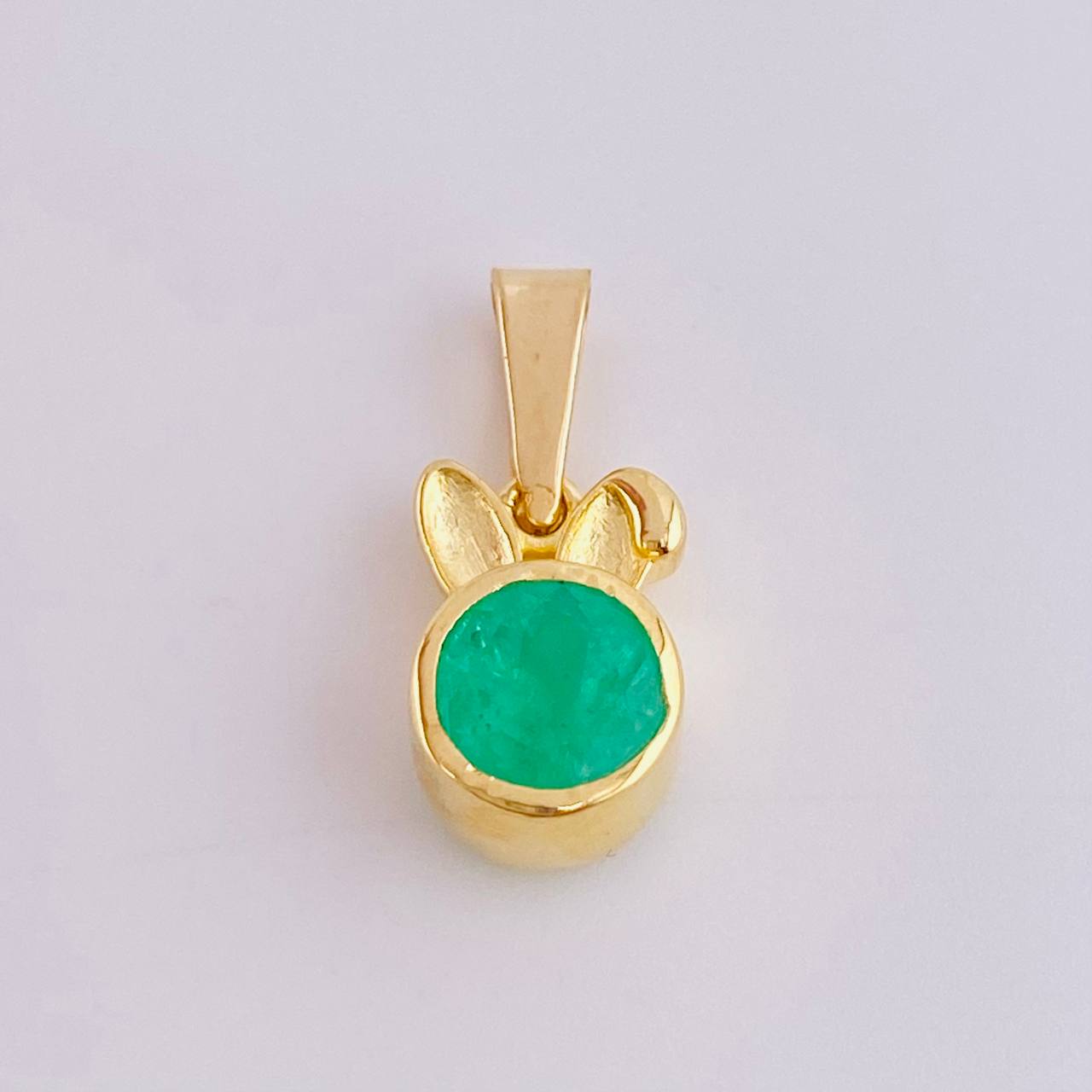Dije Conejo 80pts Esmeraldas 2.2gr / 1.8cm / Oro Amarillo 18K *