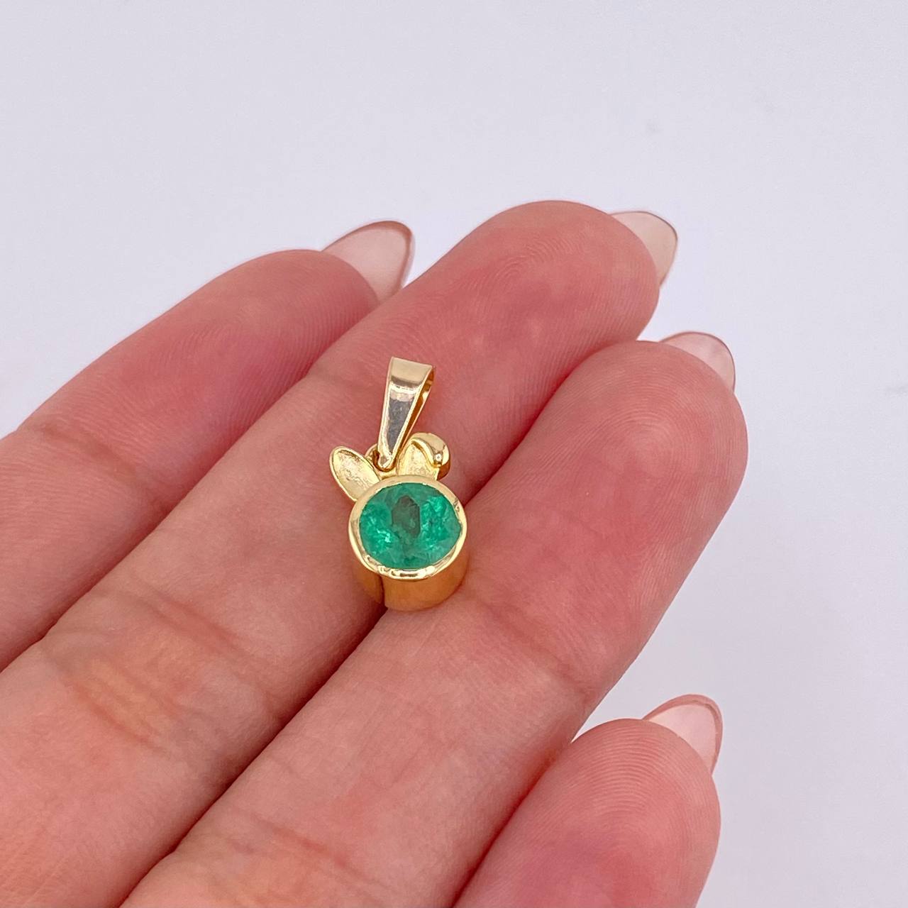 Dije Conejo 80pts Esmeraldas 2.2gr / 1.8cm / Oro Amarillo 18K *