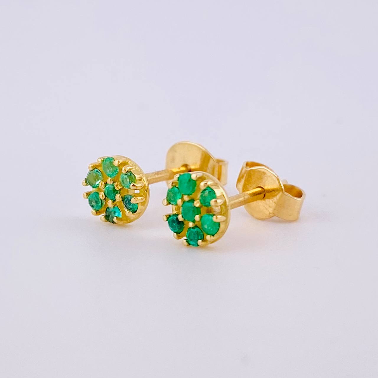 Topos Flor 14pts Esmeraldas 1.2gr / 5.45mm Oro Amarillo 18K *