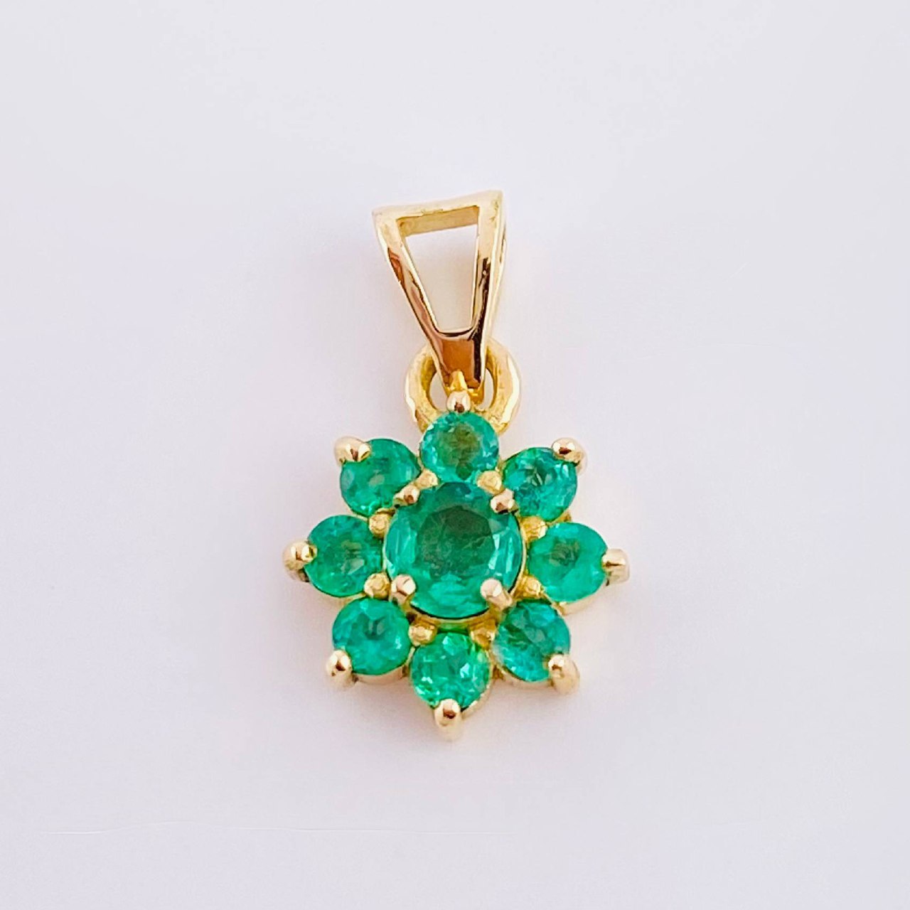 Dije Flor Nevada 50pts Esmeraldas 2.35gr / 2cm / Oro Amarillo 18K *