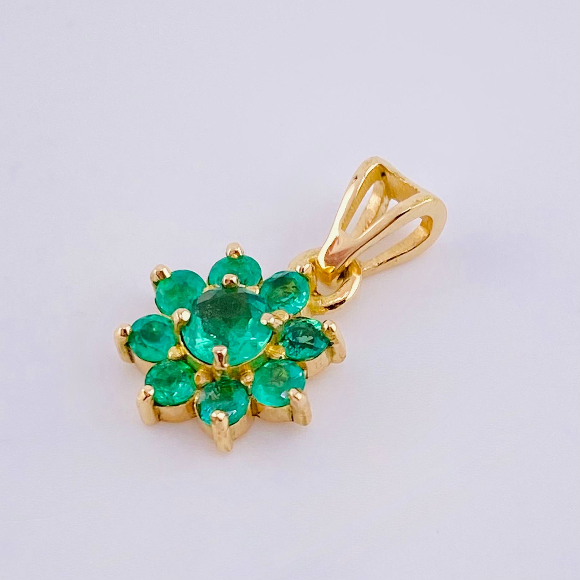 Dije Flor Nevada 50pts Esmeraldas 2.35gr / 2cm / Oro Amarillo 18K *