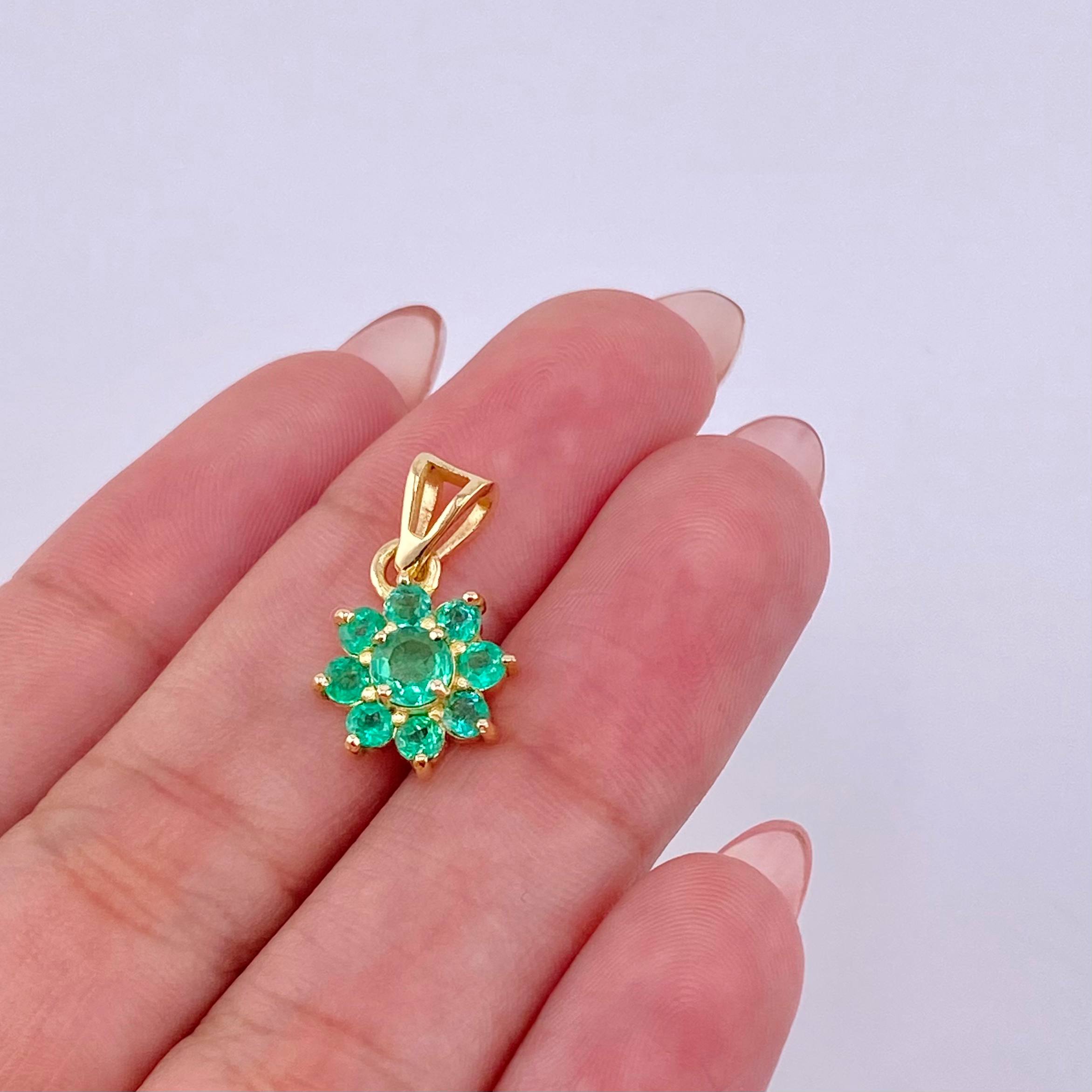 Dije Flor Nevada 50pts Esmeraldas 2.35gr / 2cm / Oro Amarillo 18K *