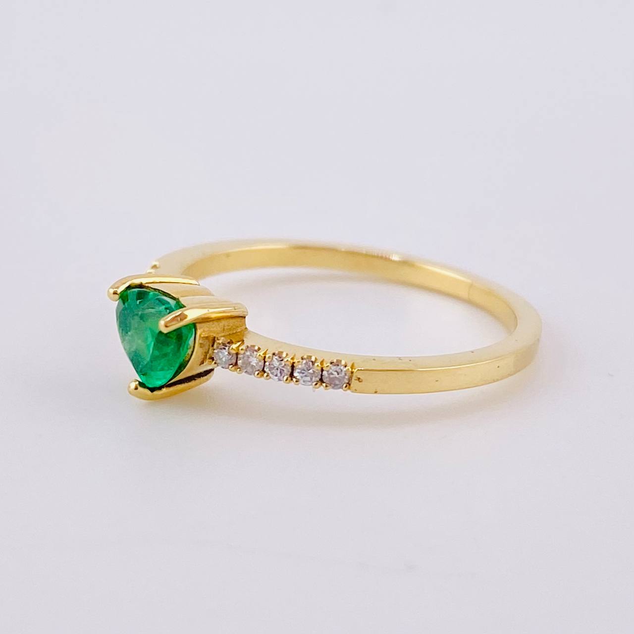 Anillo Solitario Corazon 45pts Esmeralda 9pts Diamantes 2.2gr / T6 1/2 / Oro Amarillo 18K ©