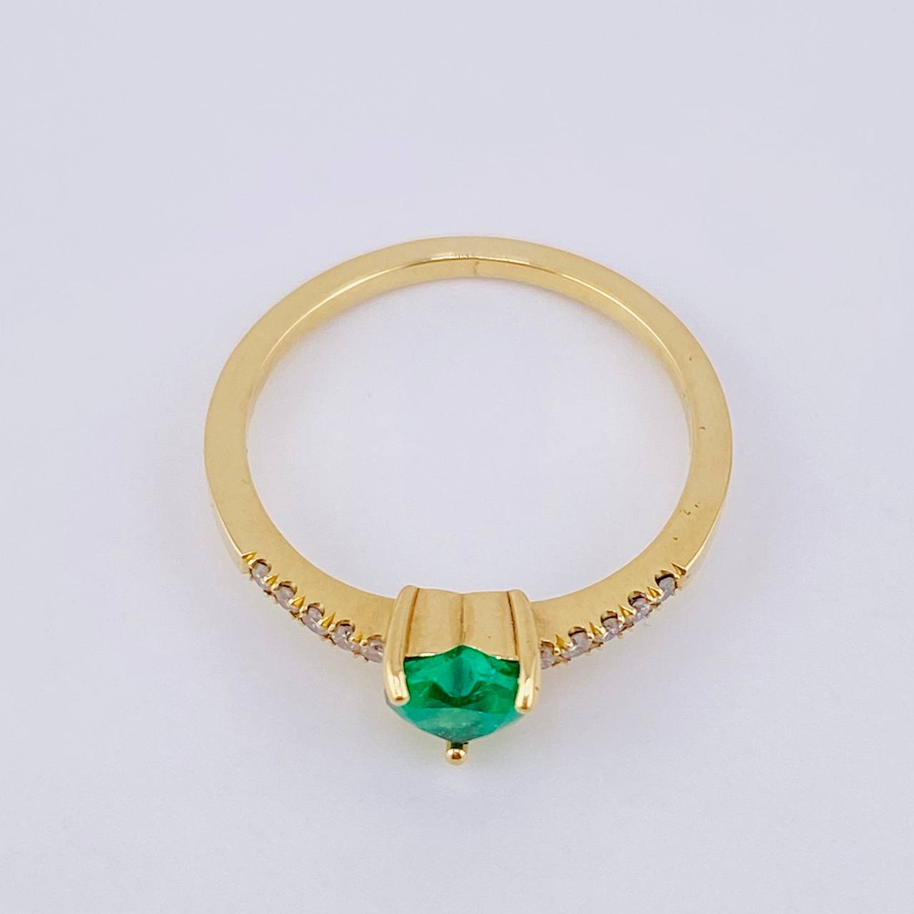 Anillo Solitario Corazon 45pts Esmeralda 9pts Diamantes 2.2gr / T6 1/2 / Oro Amarillo 18K ©
