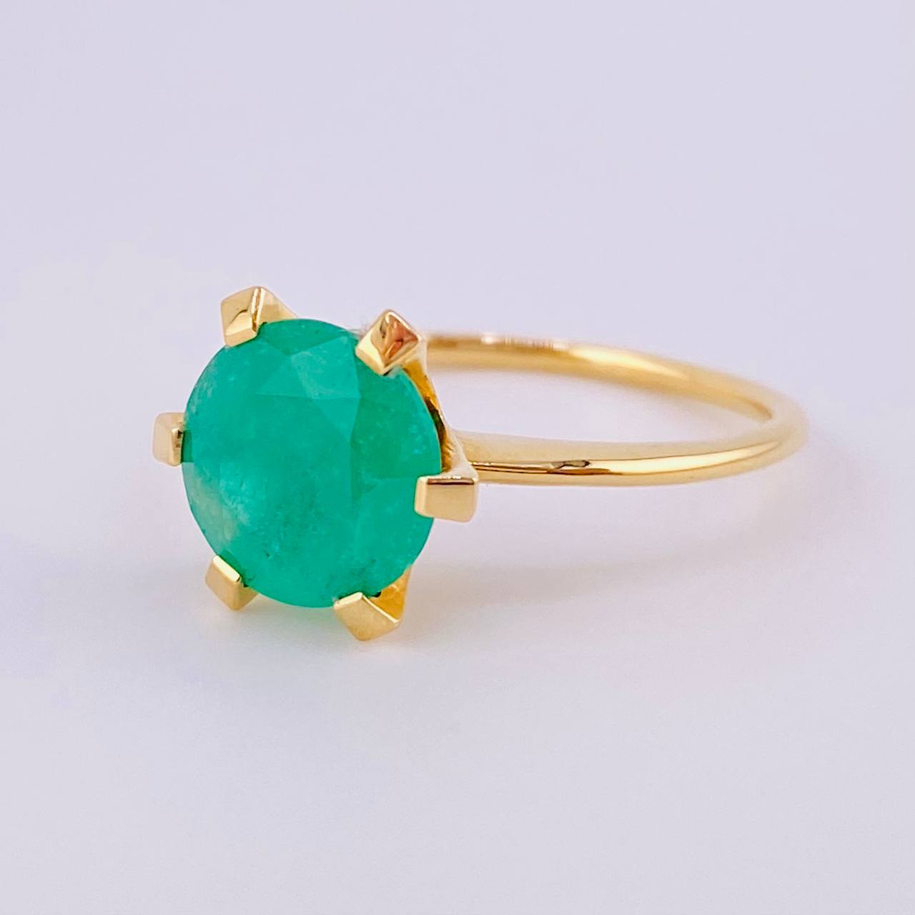 Anillo Solitario Gran Roca 2 Qts Esmeralda 3.6gr / T7 1/2 / Oro Amarillo 18K ©