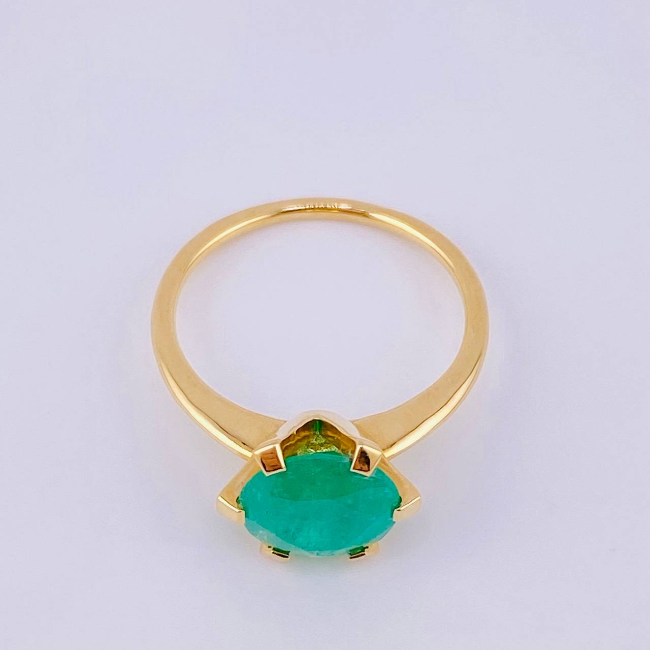 Anillo Solitario Gran Roca 2 Qts Esmeralda 3.6gr / T7 1/2 / Oro Amarillo 18K ©