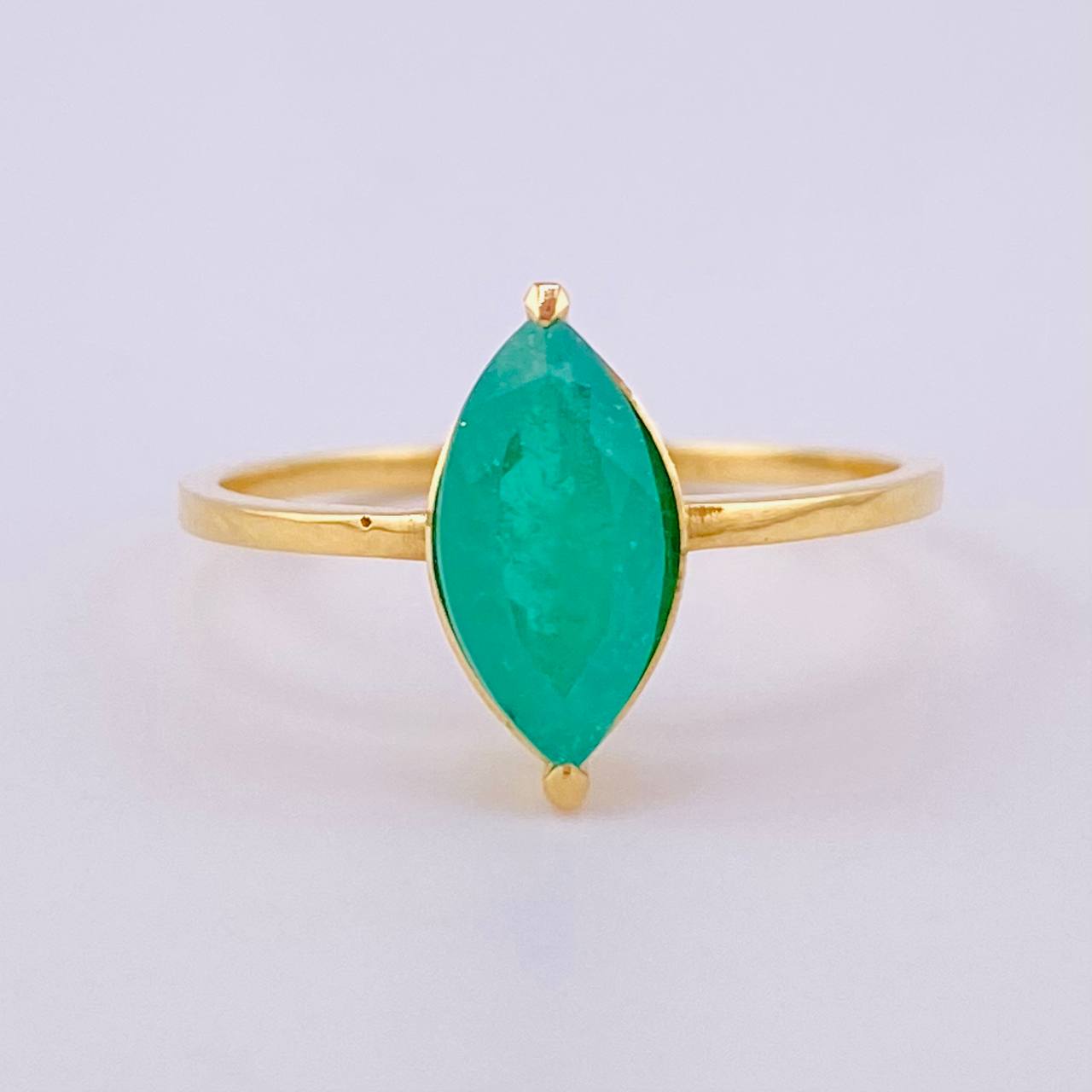 Anillo Solitario Rombo En Cetro 1.3 Qts Esmeralda 2gr / T7 3/4 / Oro Amarillo 18K ©
