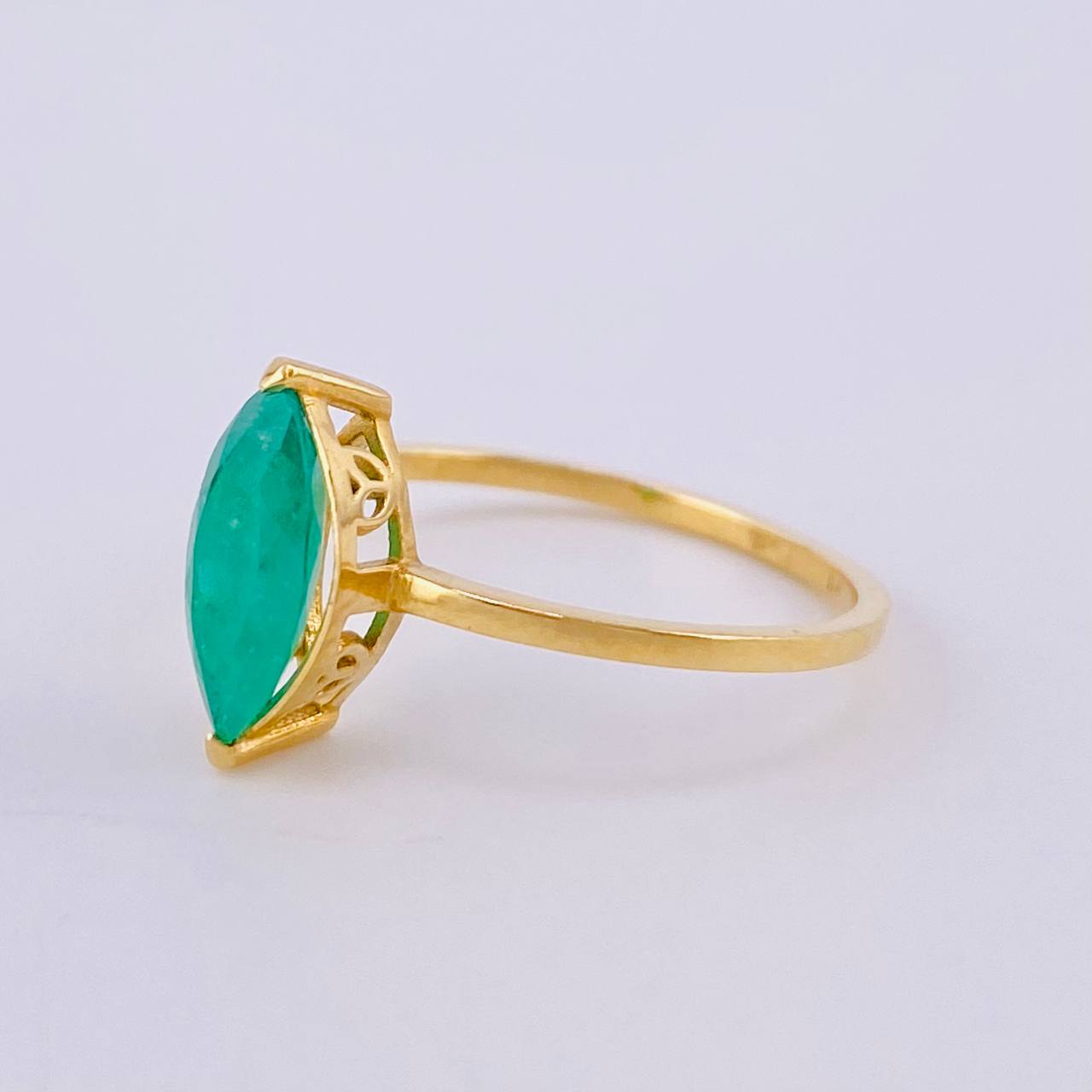Anillo Solitario Rombo En Cetro 1.3 Qts Esmeralda 2gr / T7 3/4 / Oro Amarillo 18K ©