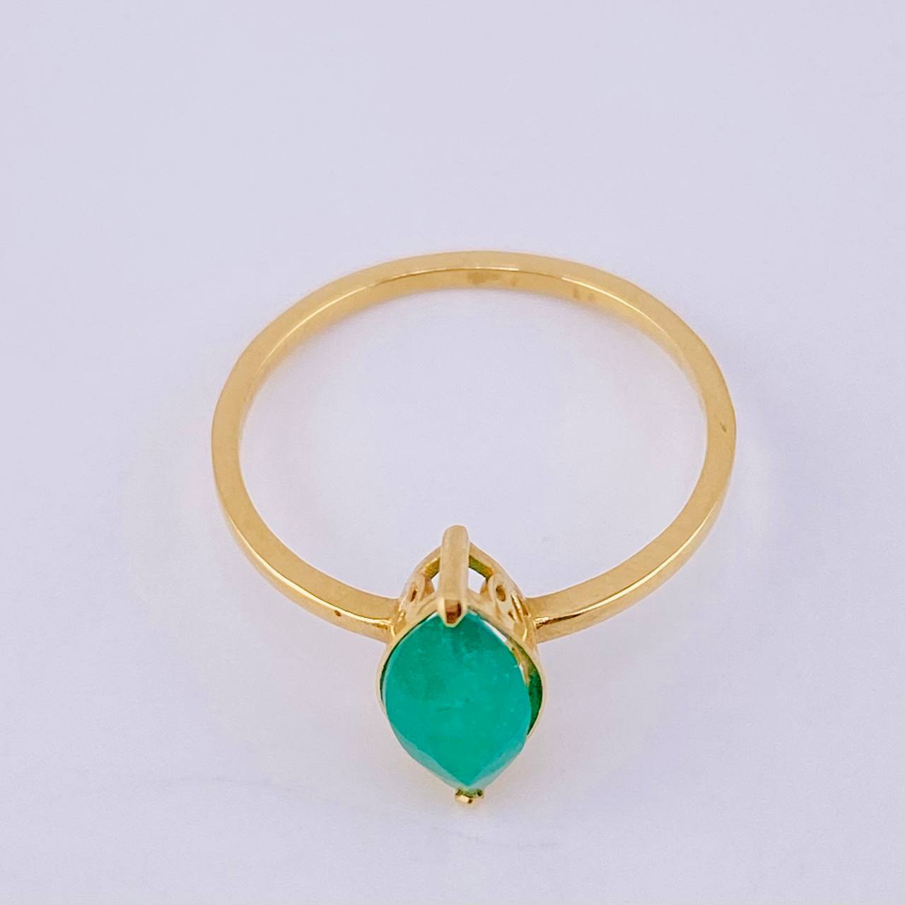 Anillo Solitario Rombo En Cetro 1.3 Qts Esmeralda 2gr / T7 3/4 / Oro Amarillo 18K ©