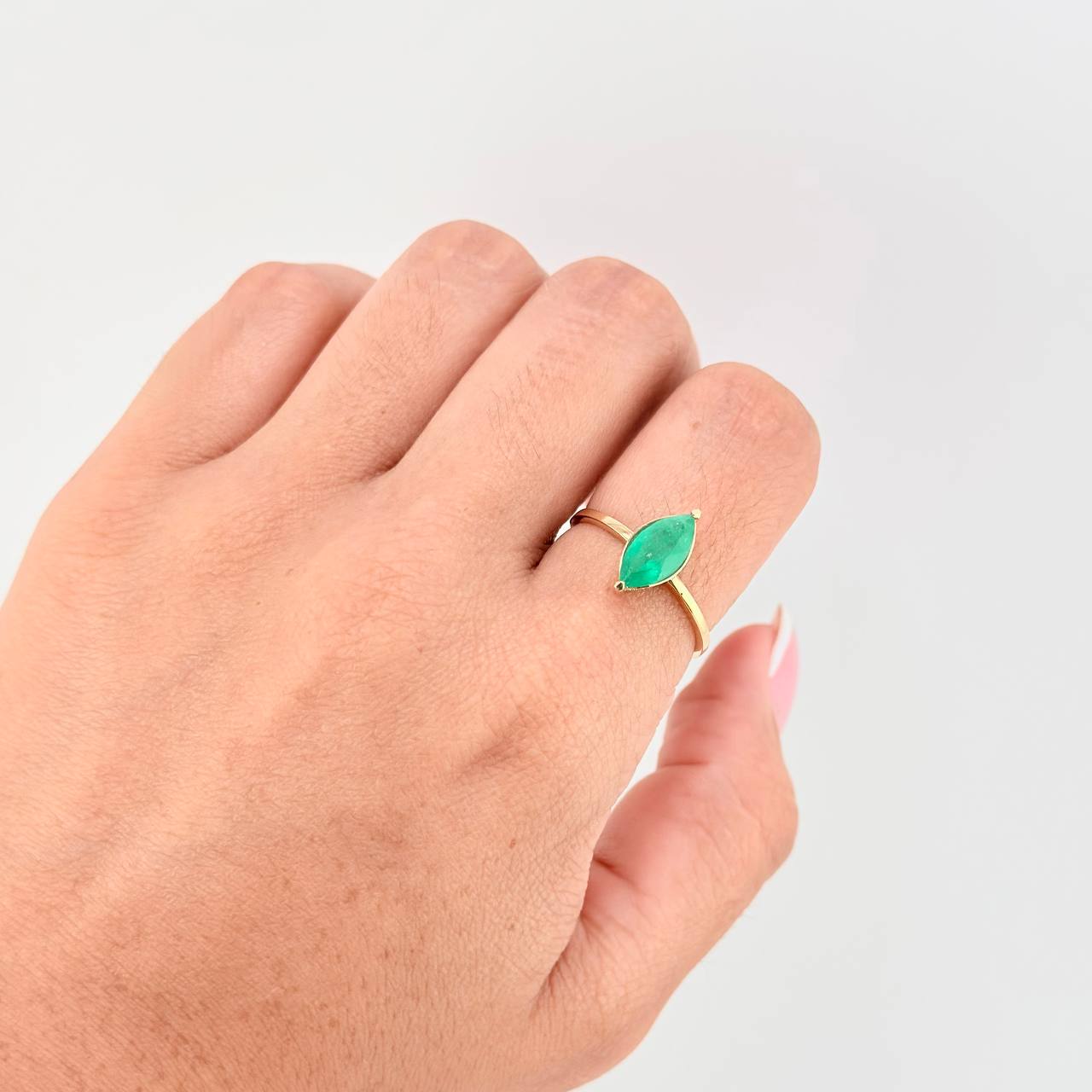 Anillo Solitario Rombo En Cetro 1.3 Qts Esmeralda 2gr / T7 3/4 / Oro Amarillo 18K ©