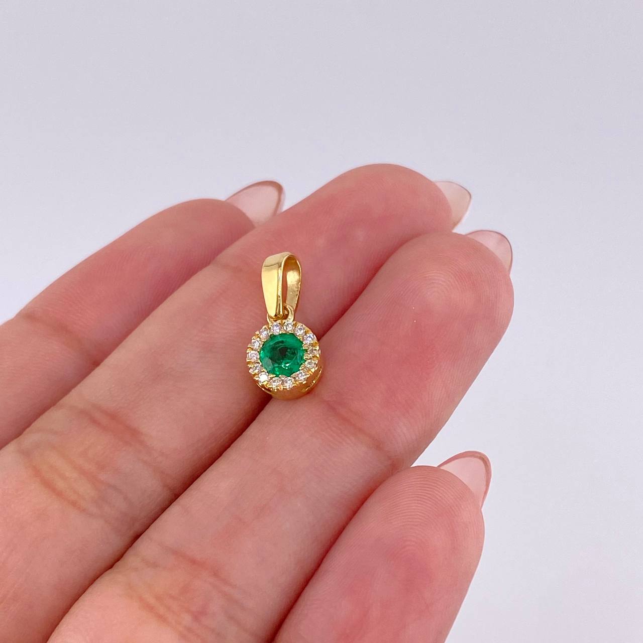 Dije Circulo Halo Tupido 30pts Esmeralda 20pts Diamantes 1.3gr / 1.5cm / Oro Amarillo 18K ©