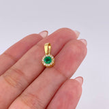 Dije Circulo Halo Tupido 30pts Esmeralda 20pts Diamantes 1.3gr / 1.5cm / Oro Amarillo 18K ©