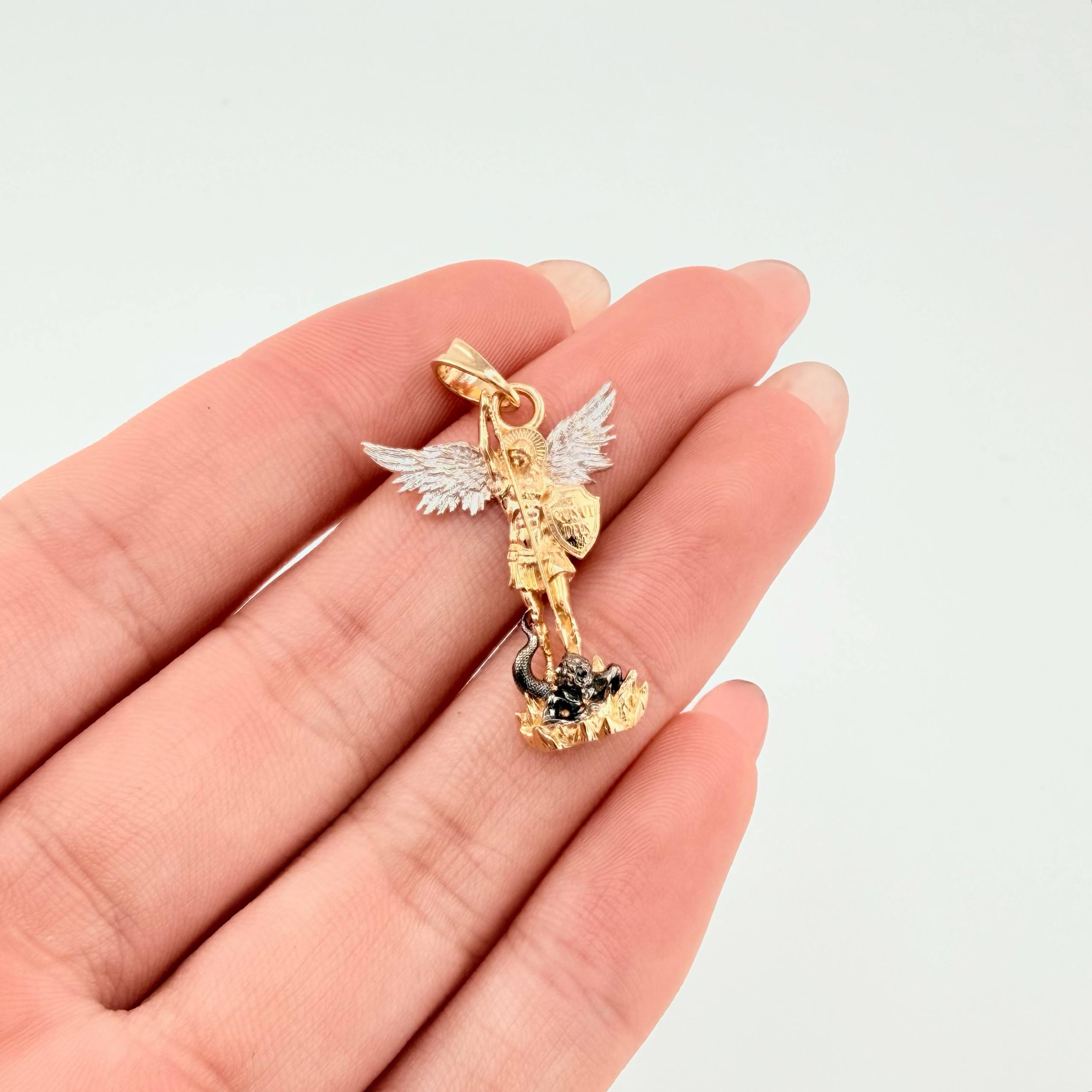 Dije San Miguel Arcangel 3.1gr / 3cm / Dos Oros Amarillo Blanco 18K ©