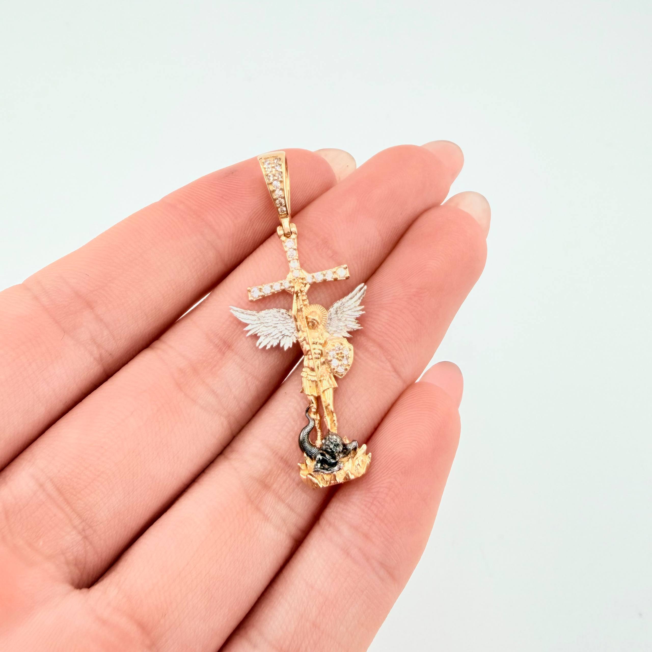 Dije San Miguel Arcangel 3.35gr / 4cm / Dos Oros Amarillo Blanco 18K ©