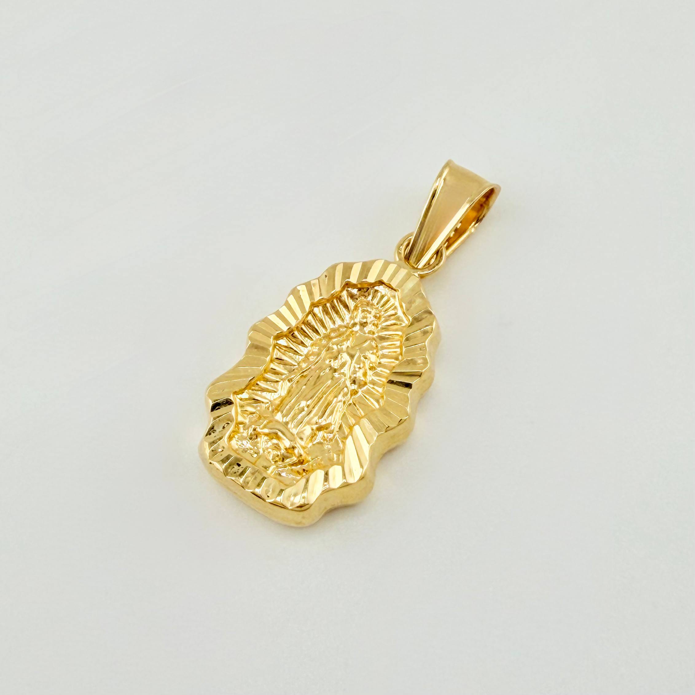 Dije Virgen Guadalupe Silueta Rallado 1.25gr / 2.5cm / Oro Amarillo 18K ©