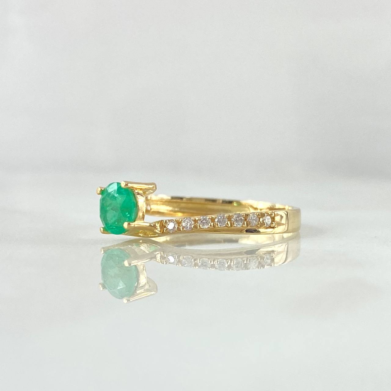 Anillo Solitario Oblicuo Tupido 2gr / T6 1/2 / Esmeralda 58pts Diamantes 19 pts Oro Amarillo 18K (Joya) ©