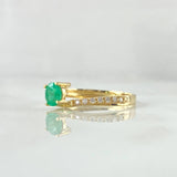 Anillo Solitario Oblicuo Tupido 2gr / T6 1/2 / Esmeralda 58pts Diamantes 19 pts Oro Amarillo 18K (Joya) ©