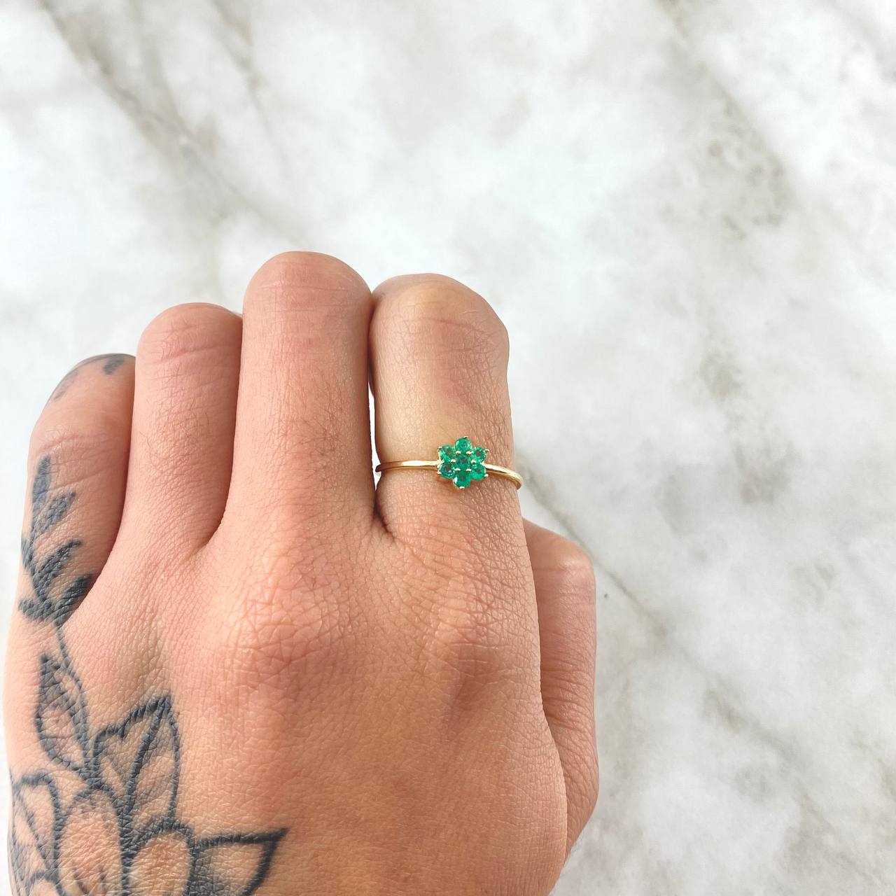 Anillo Flor Driada 1.3gr / T6 1/2 / Esmeraldas 23pts Oro Amarillo 18K (Joya) ©