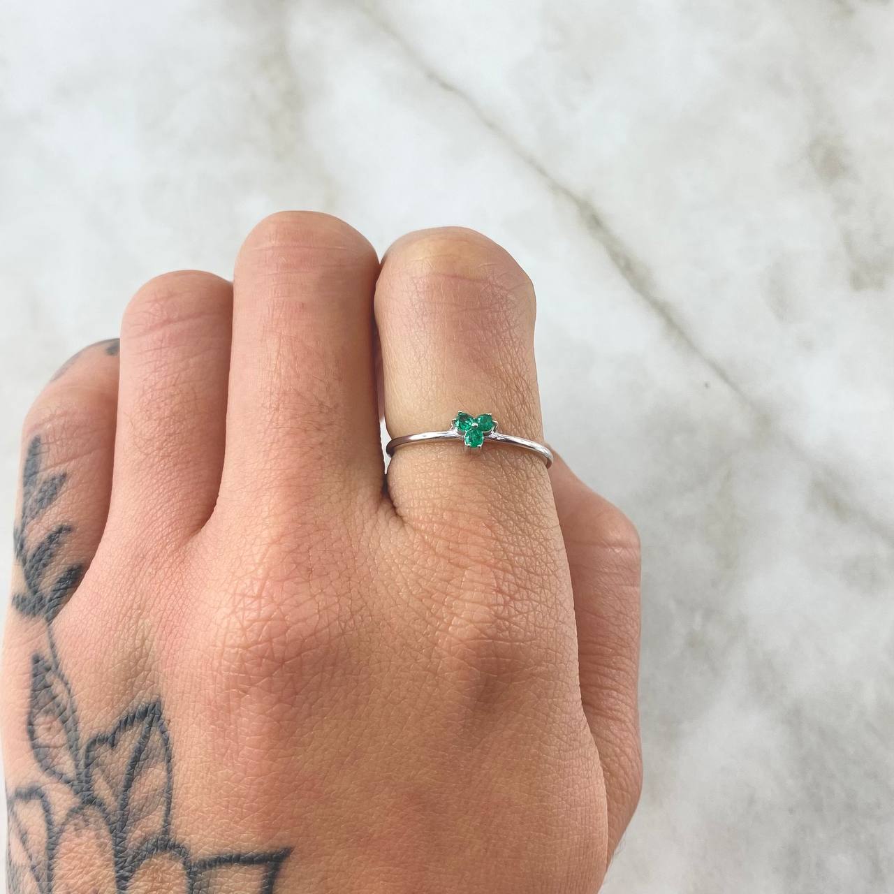 Anillo Flor Triscal 1.1gr / T6 1/2 / Esmeraldas 11pts Oro Blanco 18K (Joya) ©