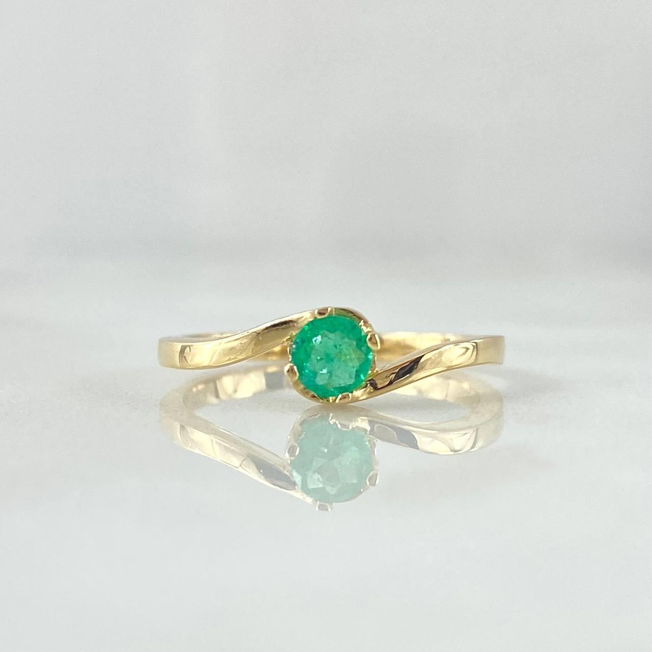 Anillo Solitario Oblicuo Liso 2.35gr / T6 / Esmeralda 26pts Oro Amarillo 18K (Joya) ©