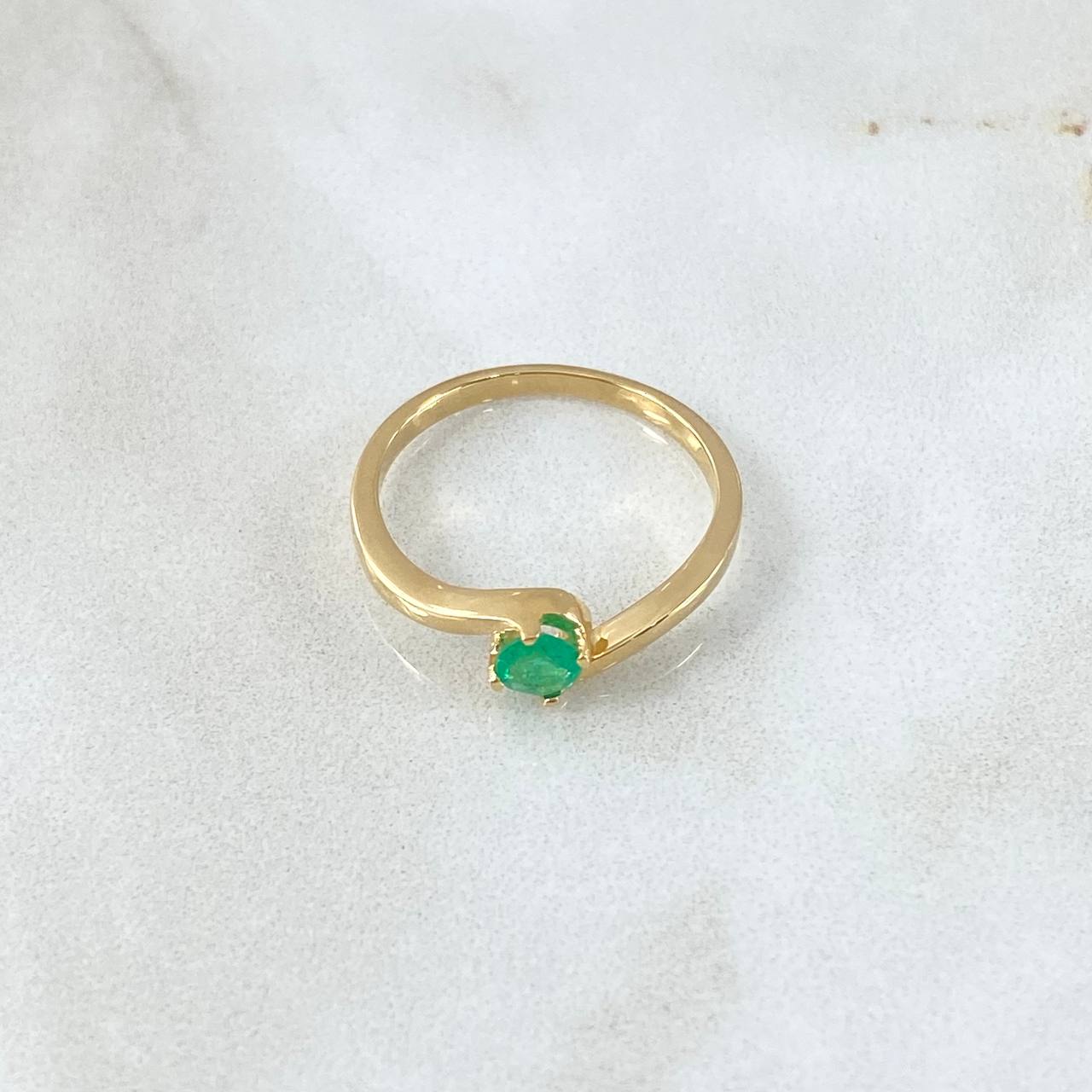 Anillo Solitario Oblicuo Liso 2.35gr / T6 / Esmeralda 26pts Oro Amarillo 18K (Joya) ©