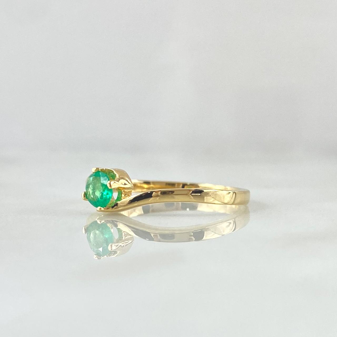 Anillo Solitario Oblicuo Liso 2.35gr / T6 / Esmeralda 26pts Oro Amarillo 18K (Joya) ©