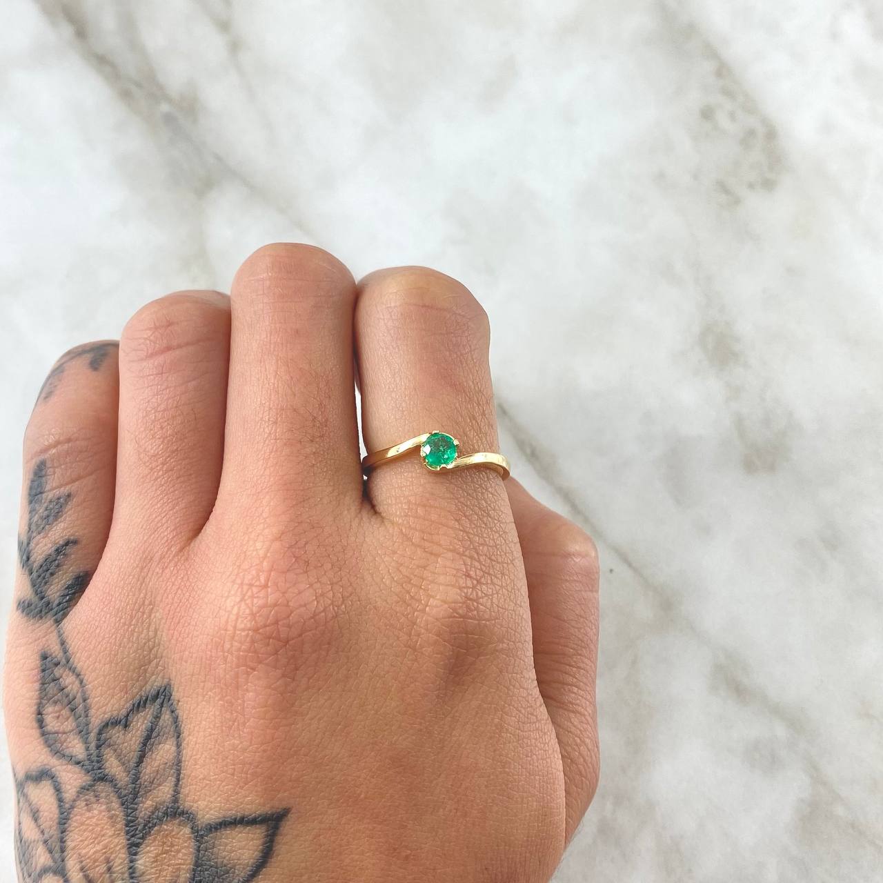 Anillo Solitario Oblicuo Liso 2.35gr / T6 / Esmeralda 26pts Oro Amarillo 18K (Joya) ©